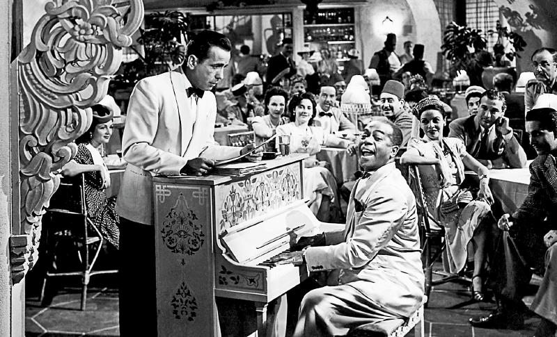Humphrey Bogart a la izquierda y Dooley Wilson en el piano. En Marruecos, un bar abrió con el nombre “Café de Rick’s” en honor a este lugar. / Archivo