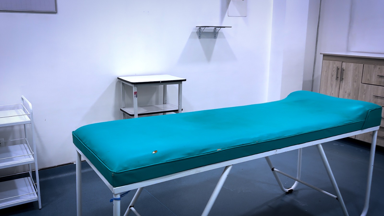 Las autoridades hallaron camillas en el establecimiento, donde, según la Secretaría Distrital de Salud, se realizaban presuntos procedimientos invasivos sin cumplir con la normatividad sanitaria vigente