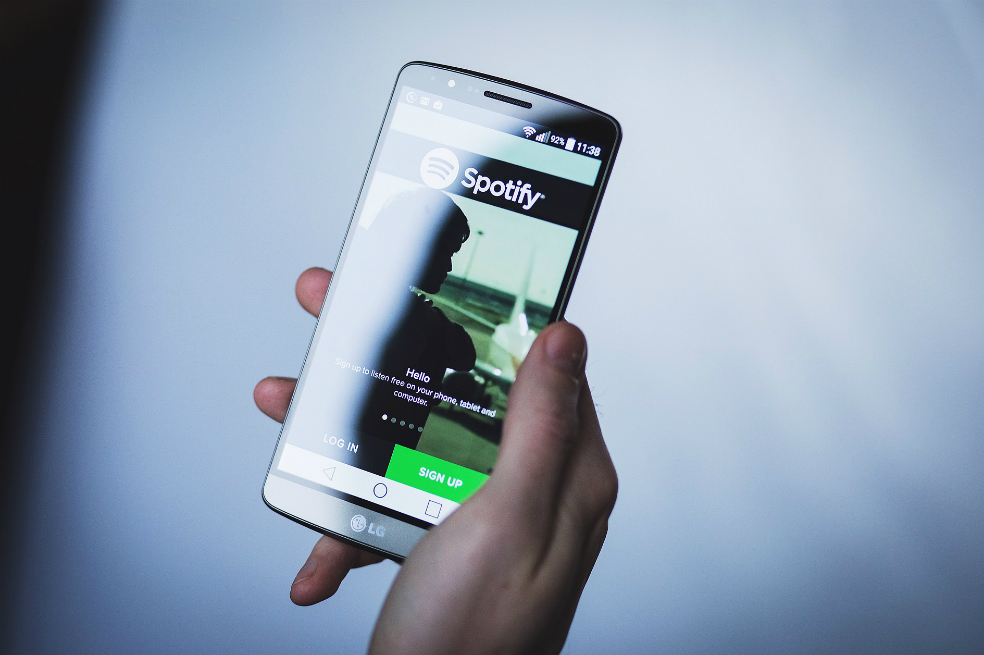 Tras polémica, retiran de Spotify una canción brasileña por apología a la violación