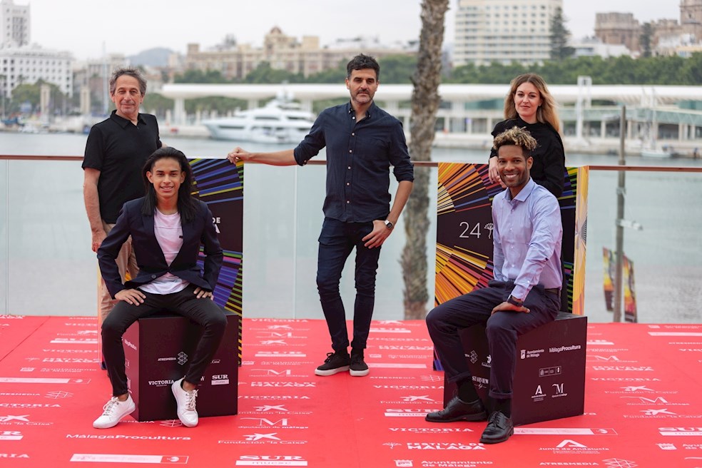 El cineasta argentino Juan Pablo Félix (centro), posa con los actores Alfredo Castro y Martín López Lacci (izquierda); el productor Edson Sidonie y la directora de arte, Paloma Ambel (derecha), tras presentar su película "Karnawal" a la Sección Oficial de concurso en el XXIV Festival de Cine en Español de Málaga.