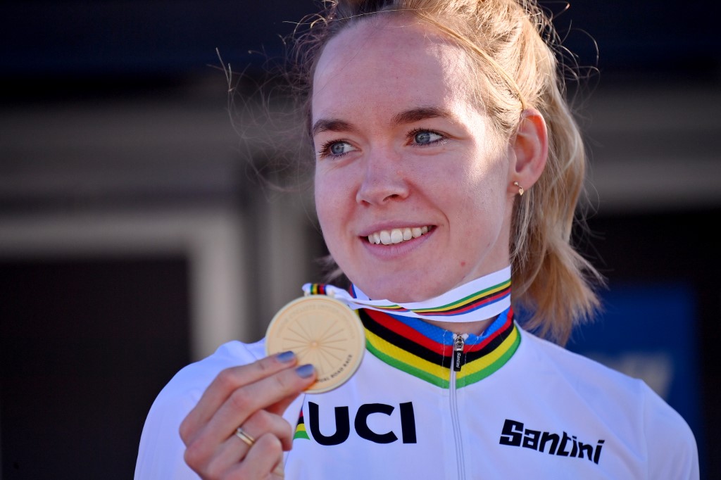 Anna van der Breggen, con la medalla de oro de la prueba de gran fondo del Mundial de Ciclismo de ruta.