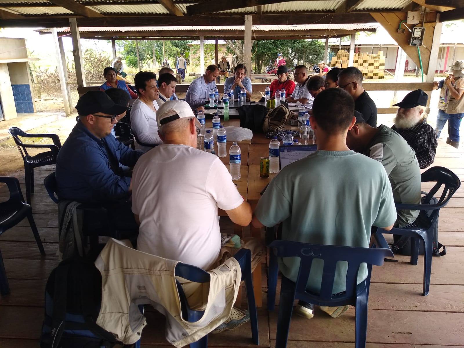 El Alto Comisionado para la Paz, Danilo Rueda, en reunión el viernes 11 de agosto con las disidencias del Estado Mayor Central.