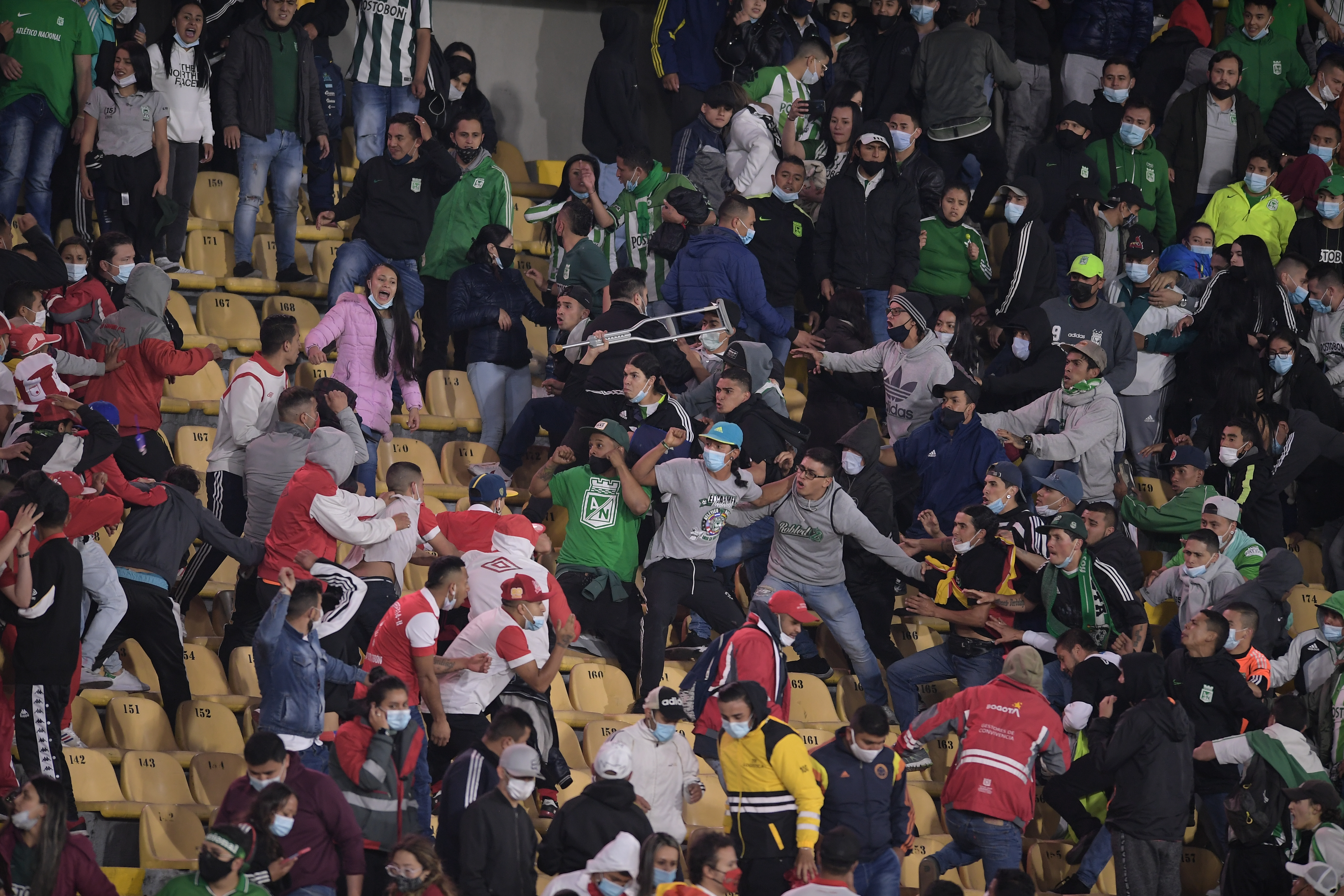 Enfrentamiento entre hinchas de Independiente Santa Fe y Atlético Nacional; Primer partido con público tras la pandemia por Covid-19 en el estadio El Campín.
