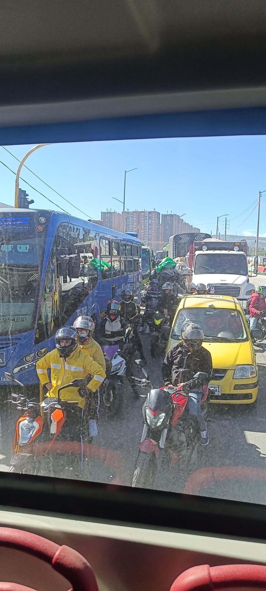 Movilidad 25 de octubre: cierre del Portal 20 de Julio por manifestaciones