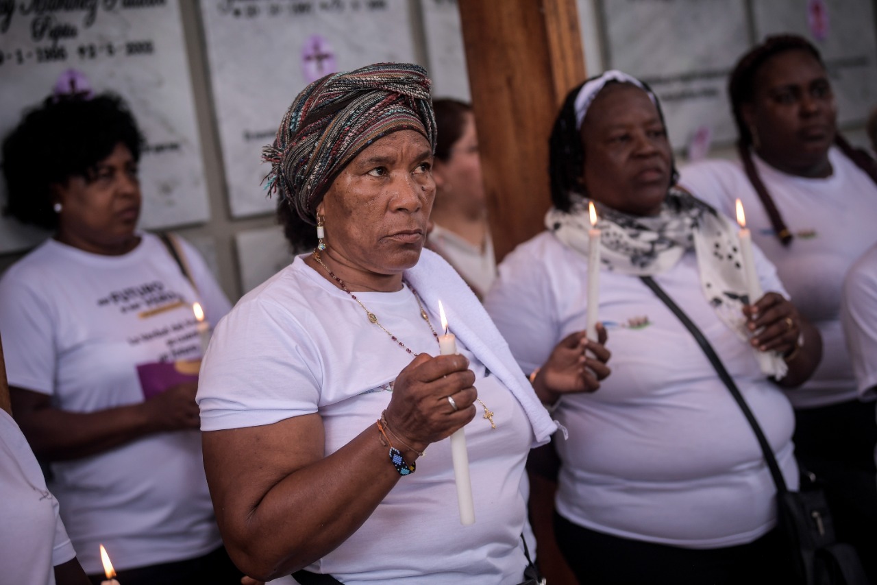 En la masacre de Bojayá murieron unas 98 personas, entre mujeres, adultos y menores de edad, según el Comité de Víctimas de Bojayá.