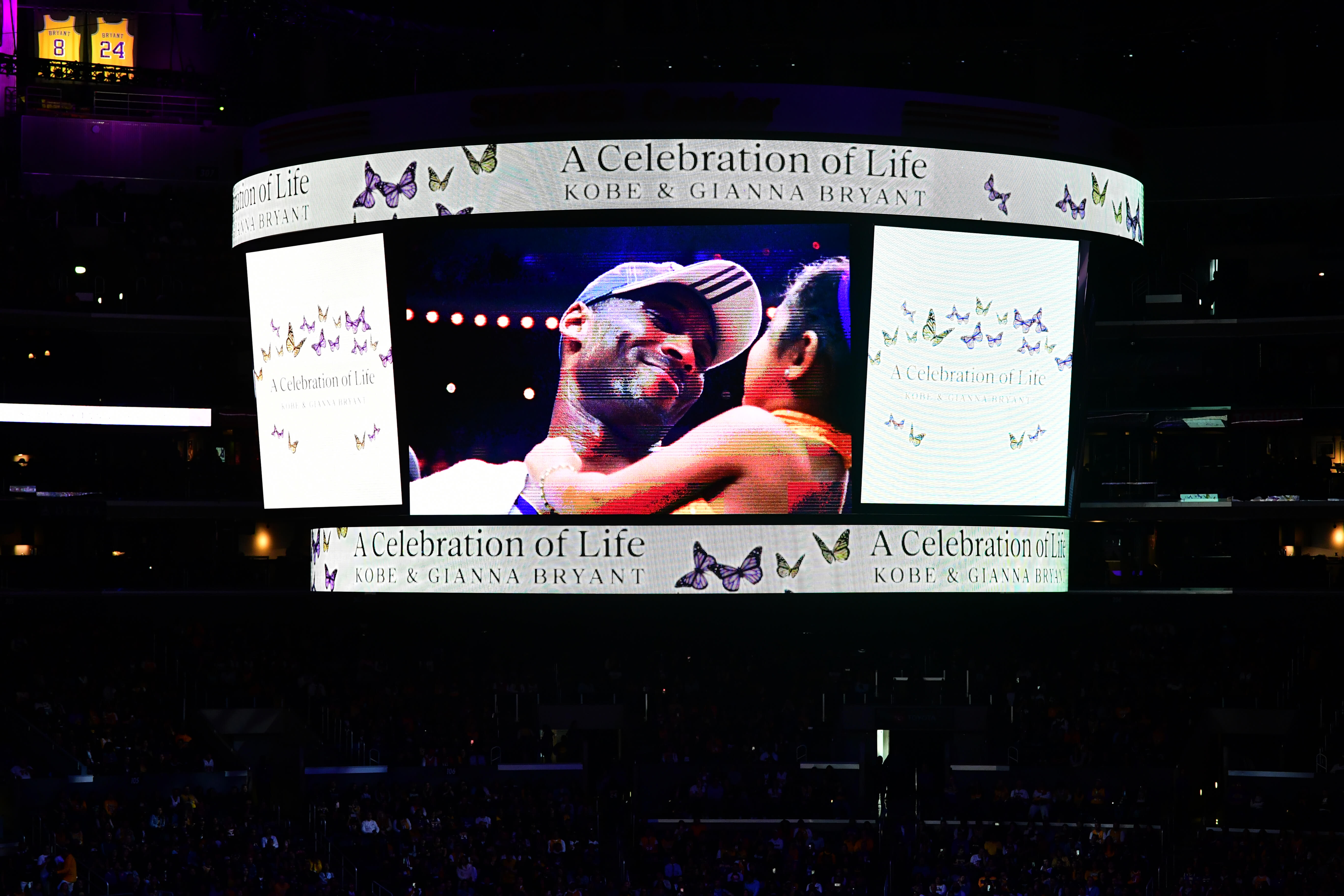 Fanáticos le rinden un emotivo tributo a Kobe Bryant