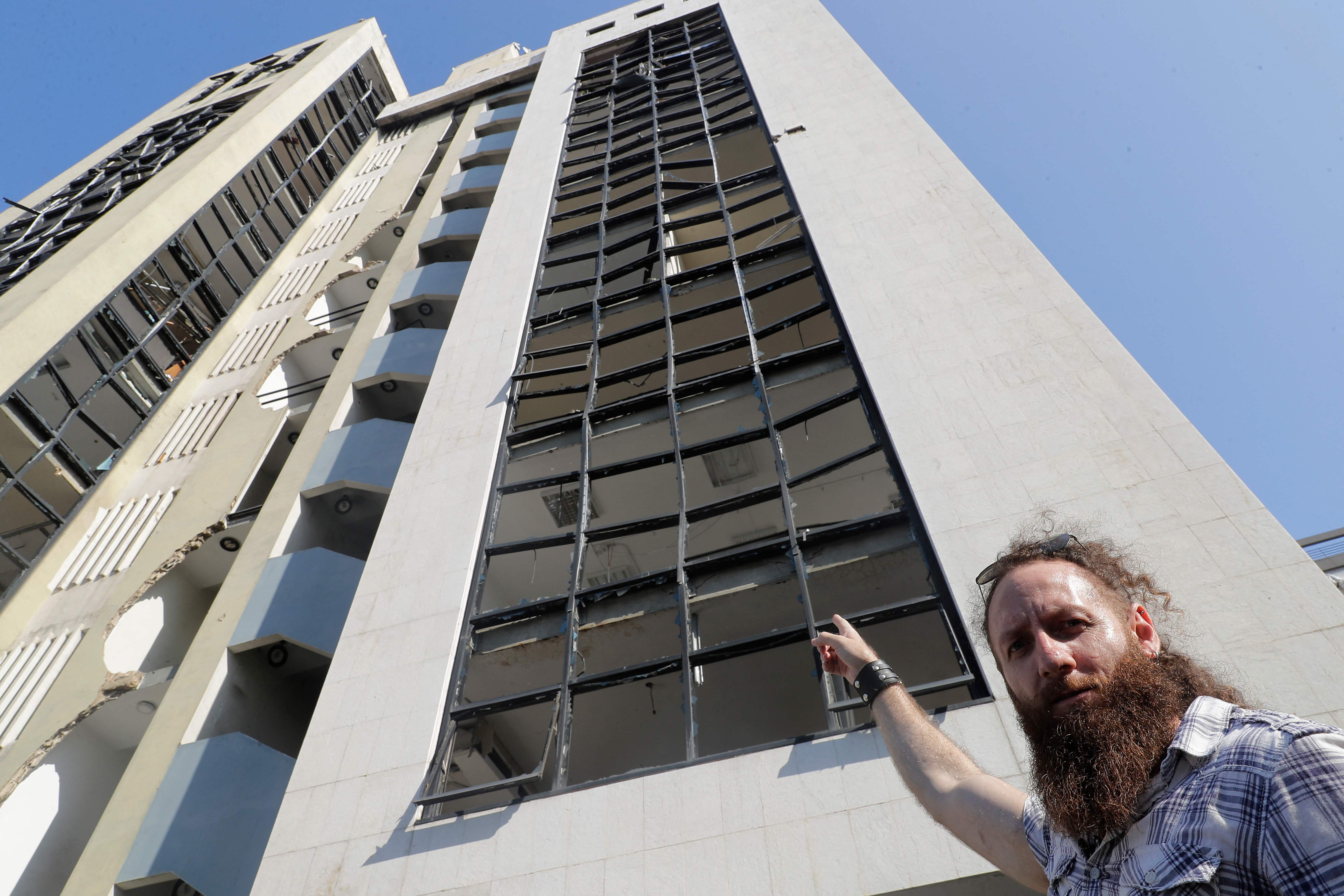 El sobreviviente a la explosión, Shady Rizk, muestra el edificio donde se encuentra el momento de la explosión.