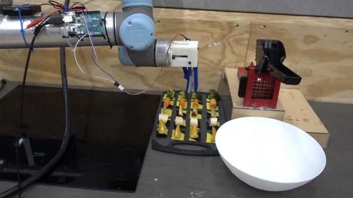 Tras ver varios videos, el robot también pudo preparar su propia receta de ensalada sencilla.
