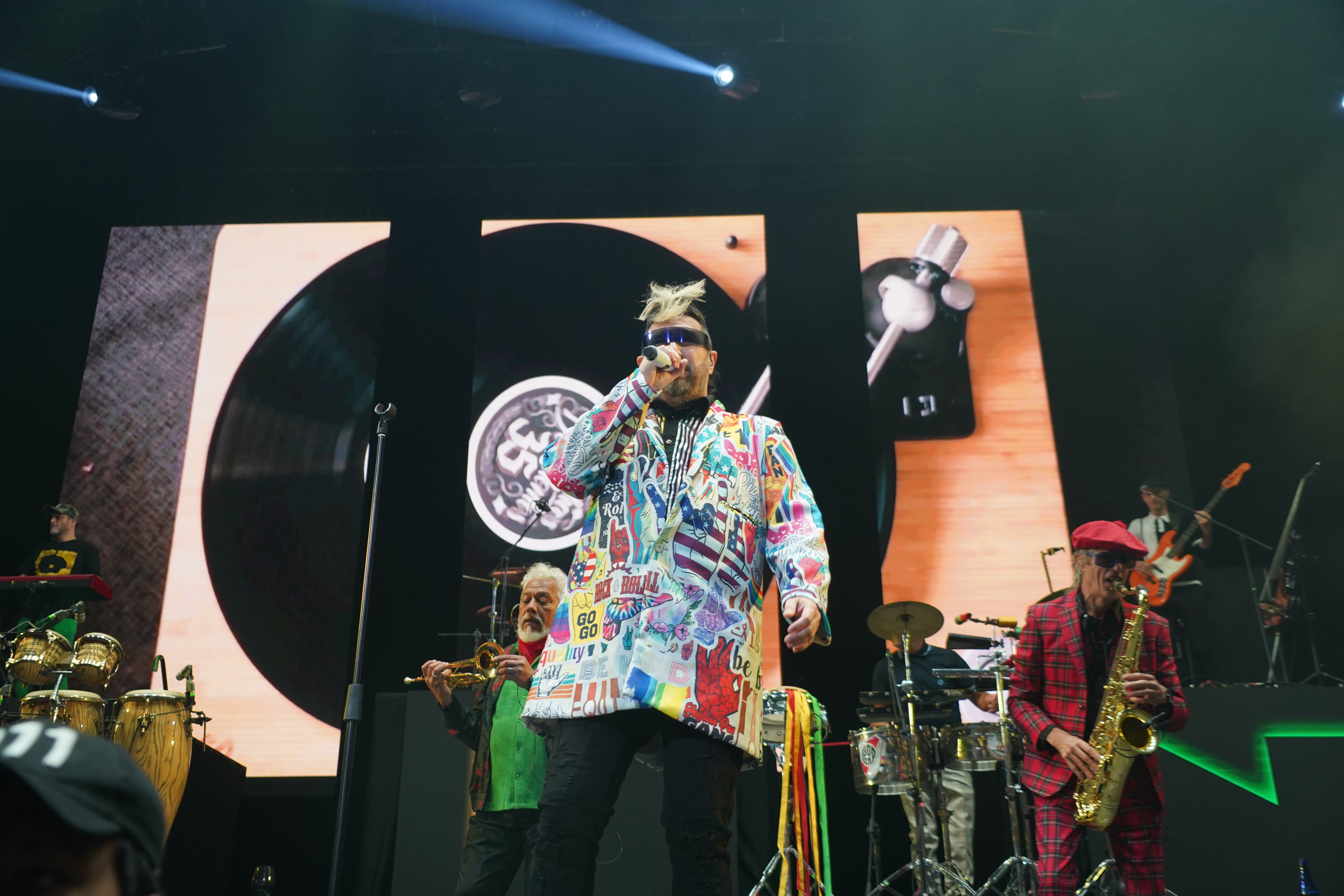 En un concierto de dos horas, doce 'niños perpetuos' —como decía la camiseta de Pablo Armesto, bajista de la banda— hicieron un carnaval a 2.625 metros de altura. 

En la foto: Guillermo Eijo (det.), Gustavo 'Cucho' Parisi (cent.) y Pablo Rodríguez (der.)