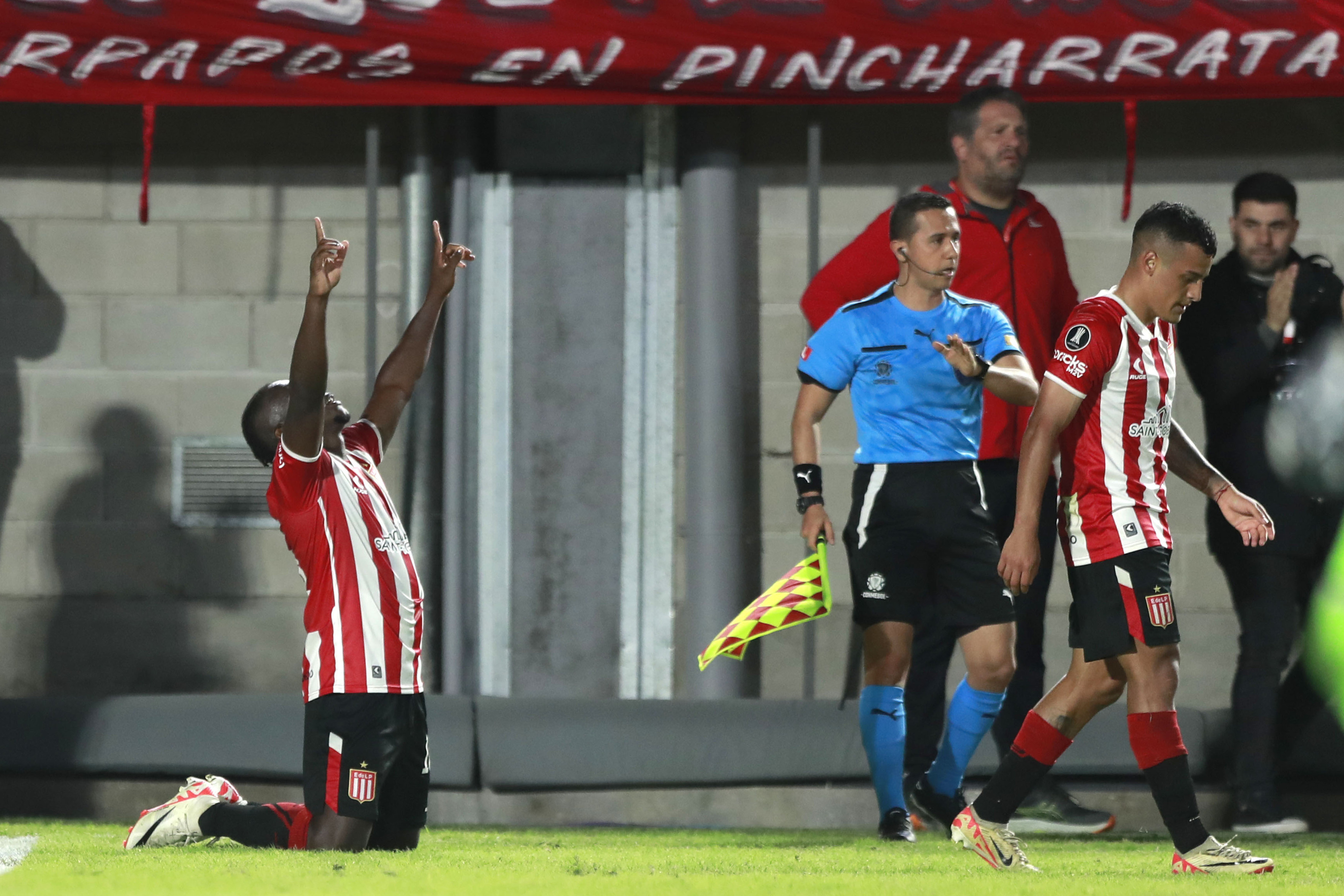 AMDEP9294. LA PLATA (ARGENTINA), 09/04/2024.- Edwuin Cetre (i) de Estudiantes celebra un gol este martes, en un partido de la fase de grupos de la Copa Libertadores entre Estudiantes y The Strongest en el estadio Jorge Luis Hirschi en La Plata (Argentina). EFE/ Demian Alday Estevez