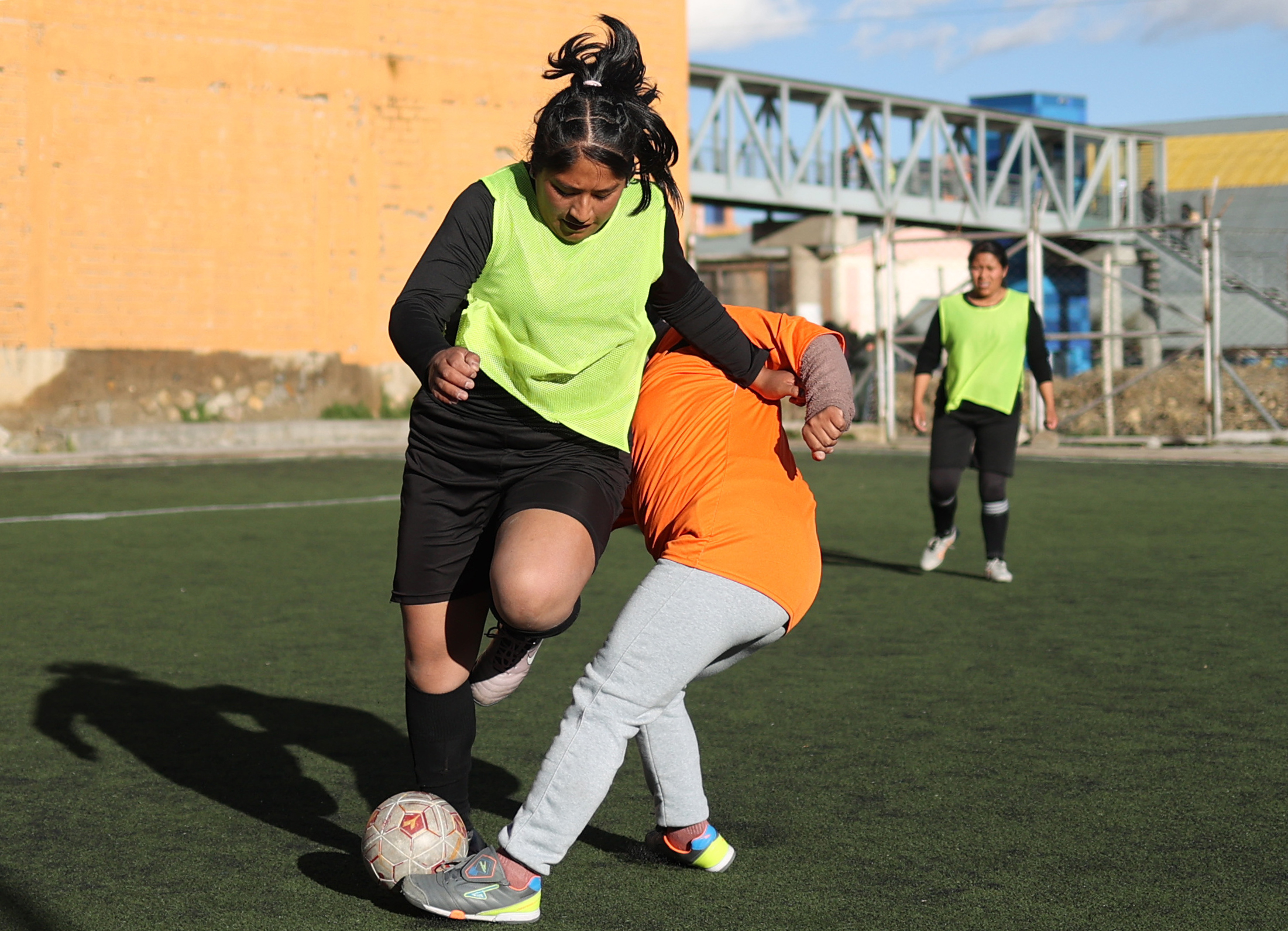 AME029. EL ALTO (BOLIVIA), 19/03/2024.- Mujeres juegan fútbol en una escuela creada por mujeres y para mujeres, el 14 de marzo de 2024, en El Alto (Bolivia). La primera escuela de fútbol creada por mujeres y para mujeres de todas las edades en El Alto se ha abierto espacio poco a poco en los 4.150 metros de altitud de esa ciudad boliviana tumbando el mito de que ese deporte es sólo para hombres, que aún persiste en algunos segmentos de la sociedad. EFE/ Luis Gandarillas