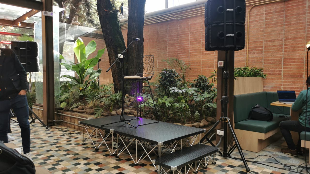 Todo está listo para que empiece la rueda de prensa.