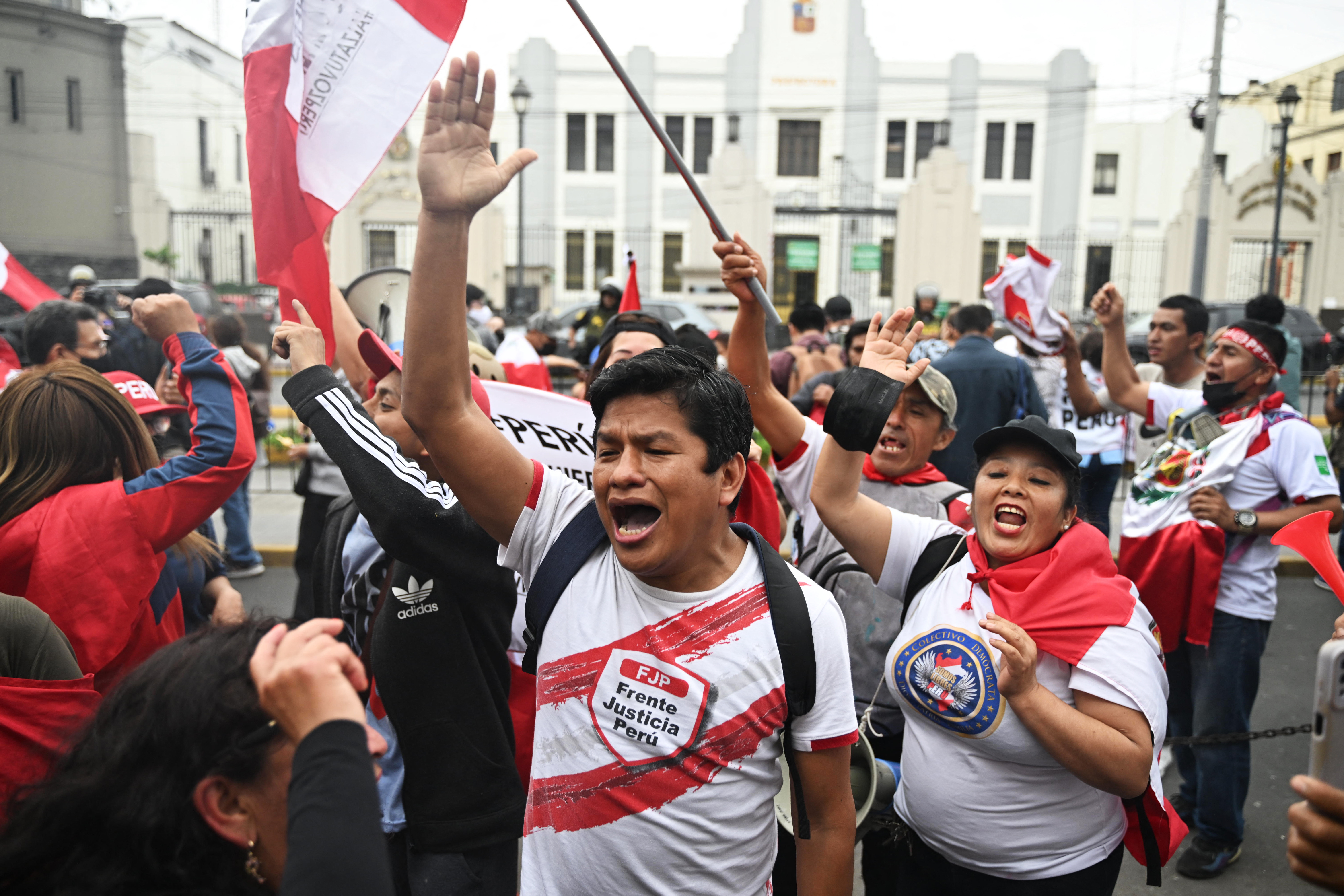 Los opositores al expresidente peruano Pedro Castillo protestaron frente a la Prefectura de Lima, donde estaba detenido Castillo este miércoles.