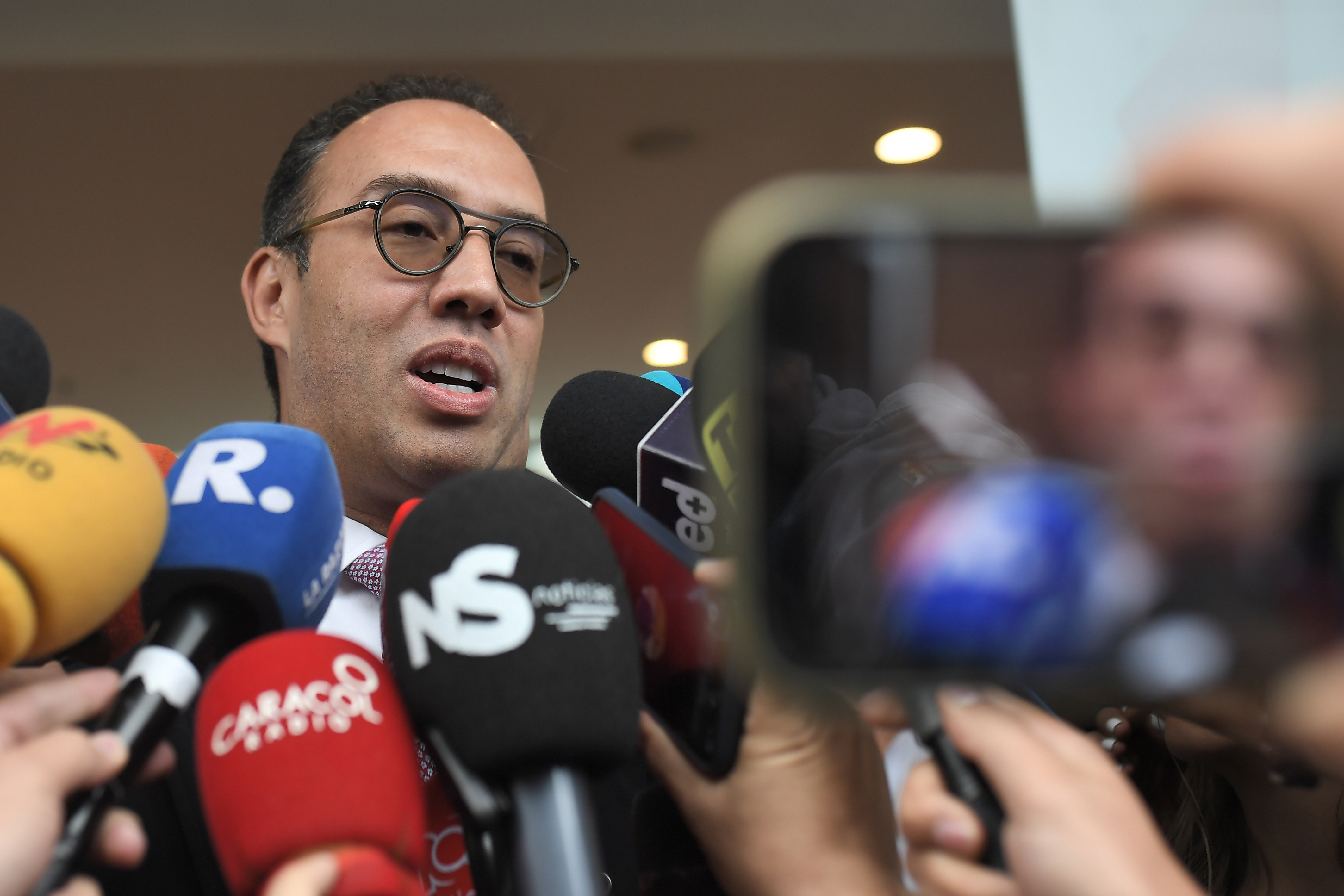 Abogado de Miguel Uribe Turbay a su llegada a la Fundación Santa Fe de Bogotá para visitar al precandidato presidencial quien fue víctima de un atentado en su contra