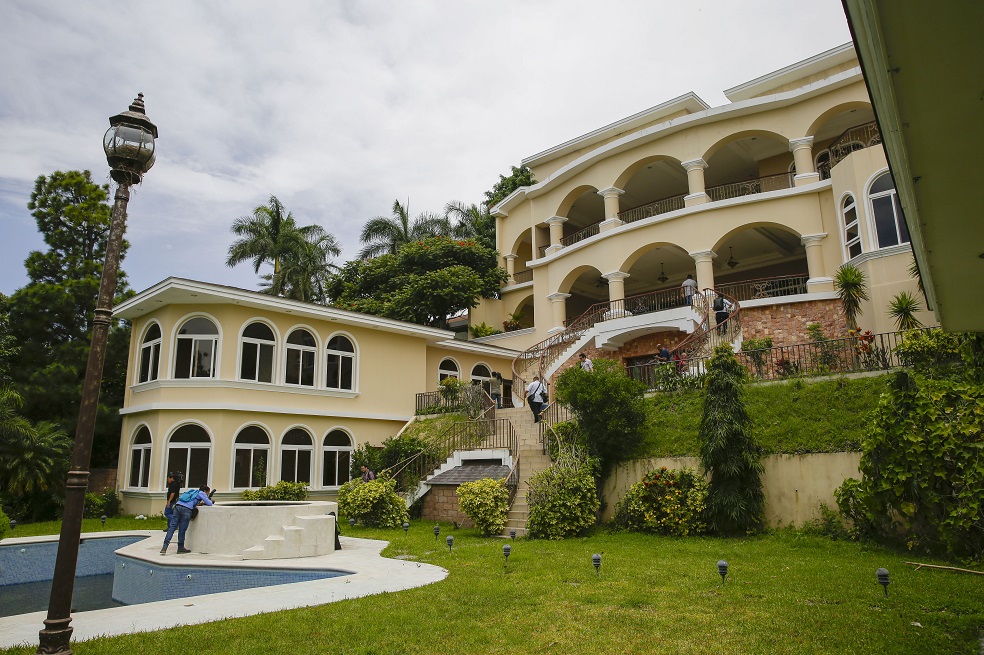 Lujosa mansión de expresidente Saca, símbolo de corrupción en El Salvador