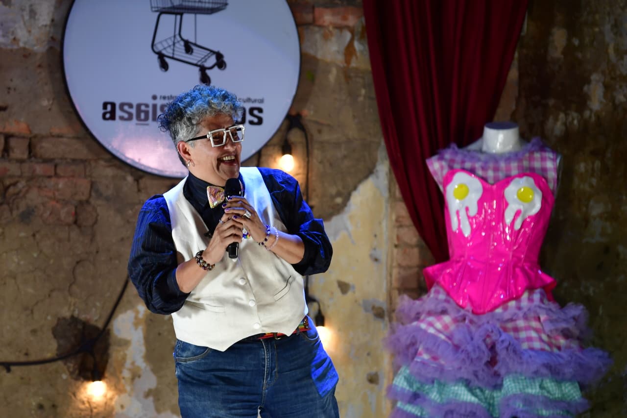 Elizabeth Castillo, activista, funcionaria pública y comediante que usa el humor para cambiar imaginarios y derribar estereotipos desde la burocracia.