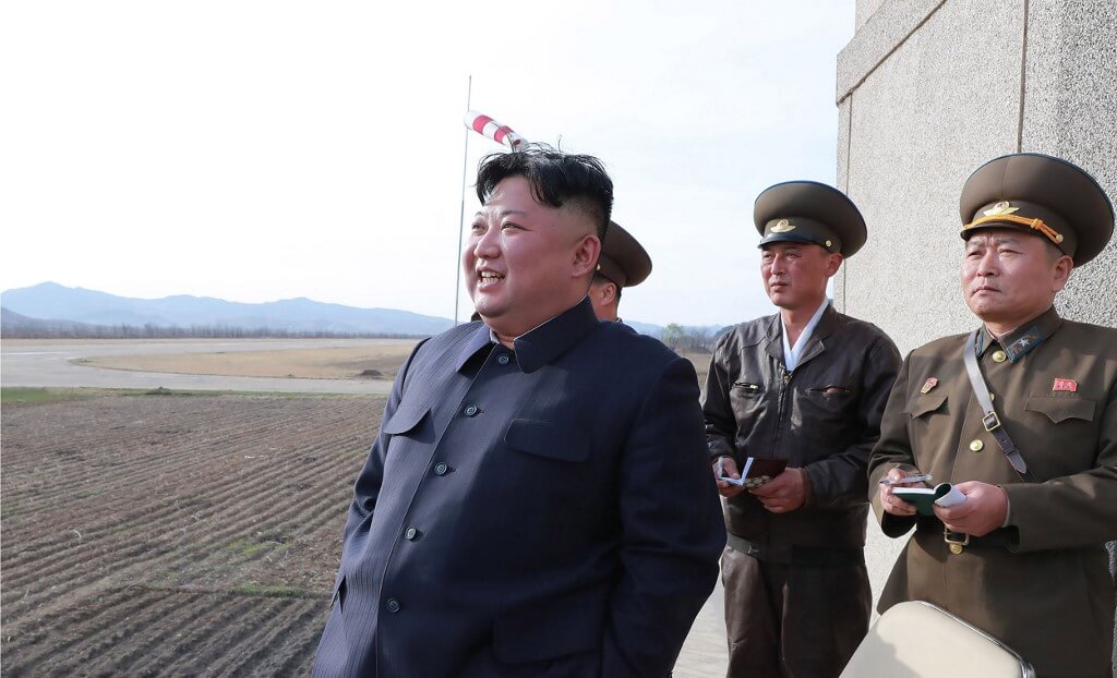 Esta imagen del 16 de abril de 2019 publicada por la Agencia Central de Noticias Central de Corea del Norte (KCNA) muestra al líder norcoreano Kim Jong-Un observando el simulacro de vuelo de pilotos de combate. / AFP