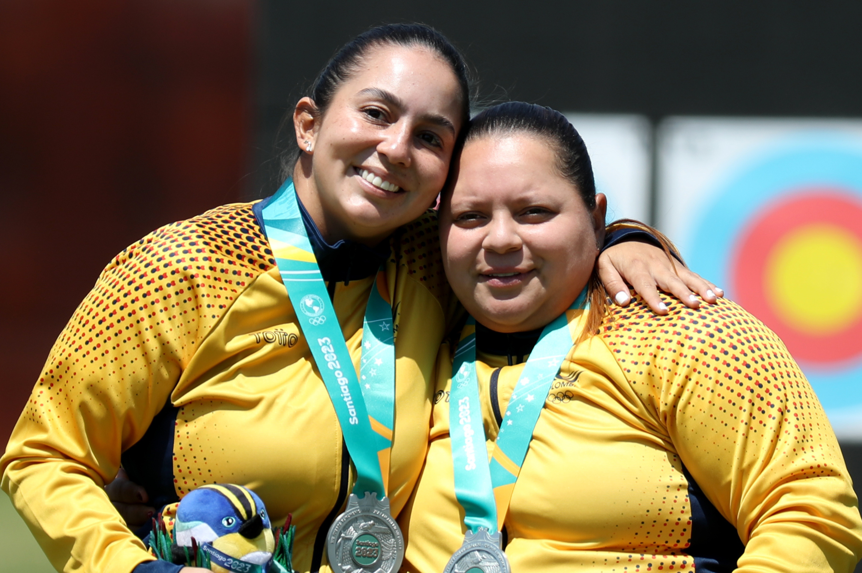 Sara López y Alejandra Usquiano.