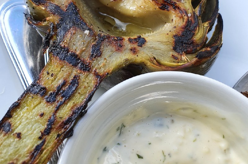 Receta para preparar alcachofas a la parrilla con tártara clásica