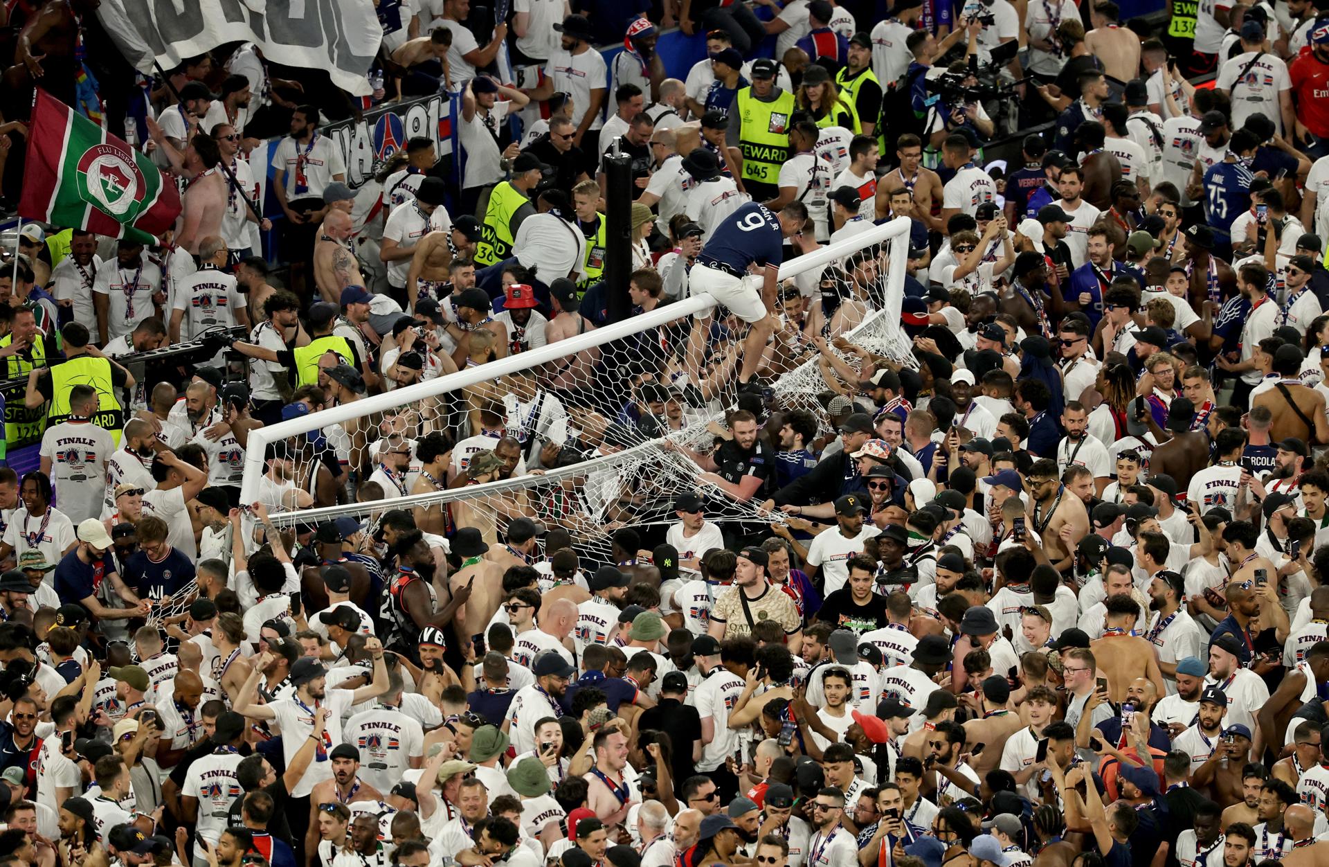 Munich (Germany), 31/05/2025.- Fans of PSG enter the pitch after the UEFA Champions League final between Paris Saint-Germain and Internazionale Milano in Munich, Germany 31 May 2025. PSG won 5-0. (Liga de Campeones, Alemania) EFE/EPA/FRIEDEMANN VOGEL
