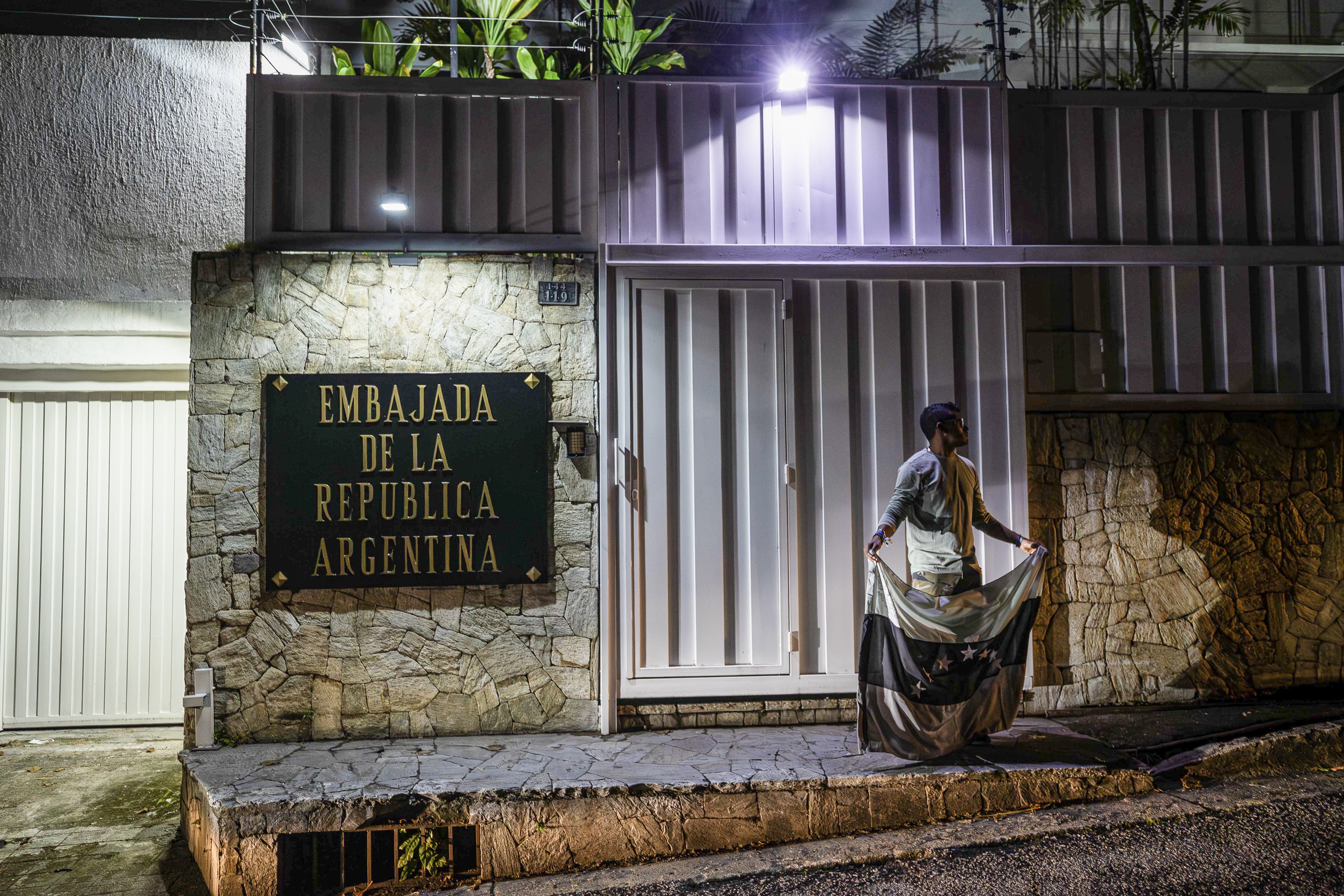 Cabello confirmó que el régimen sí detuvo al oficial de la embajada de Argentina