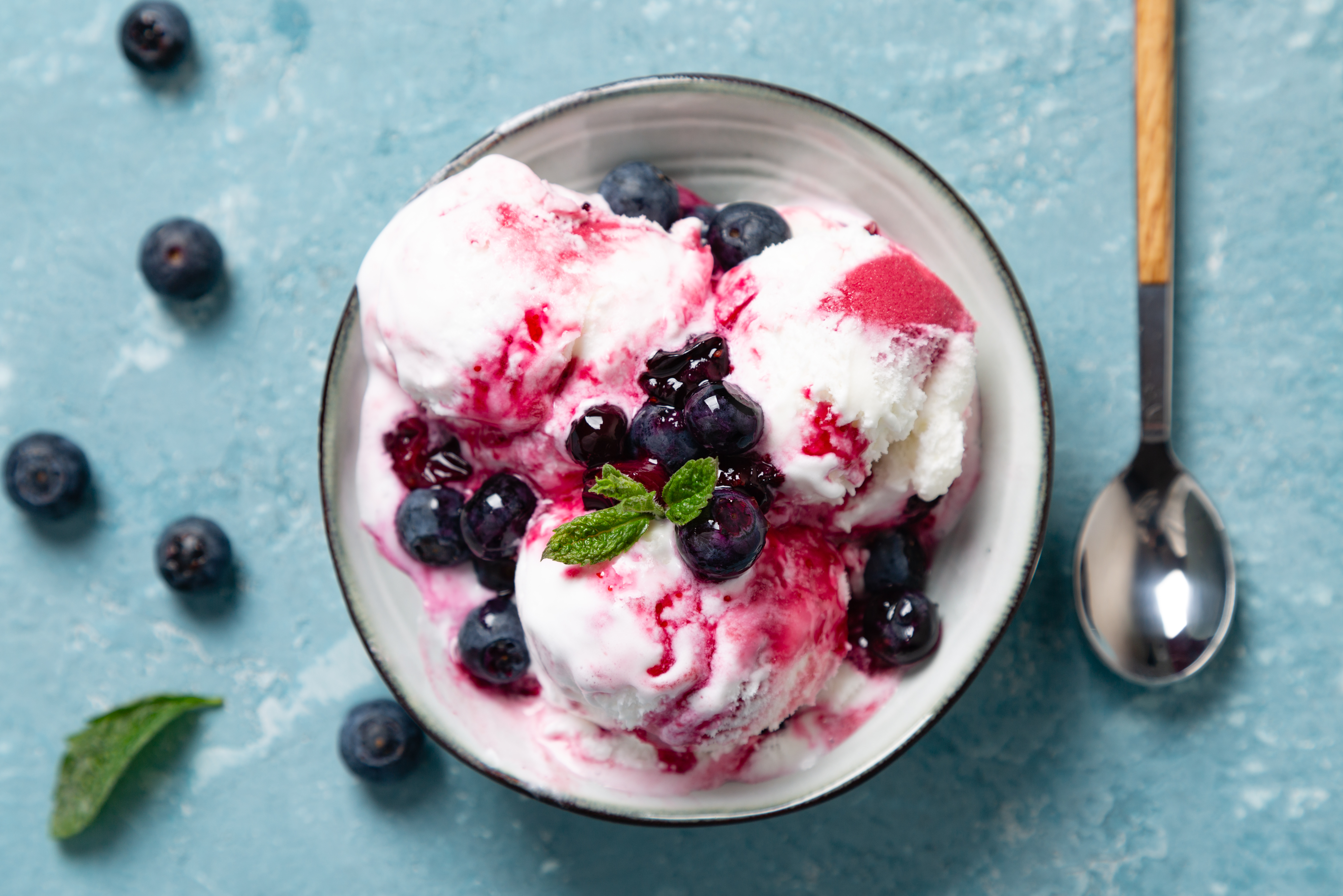 Helado de yogur griego con salsa de arándanos y vino tinto