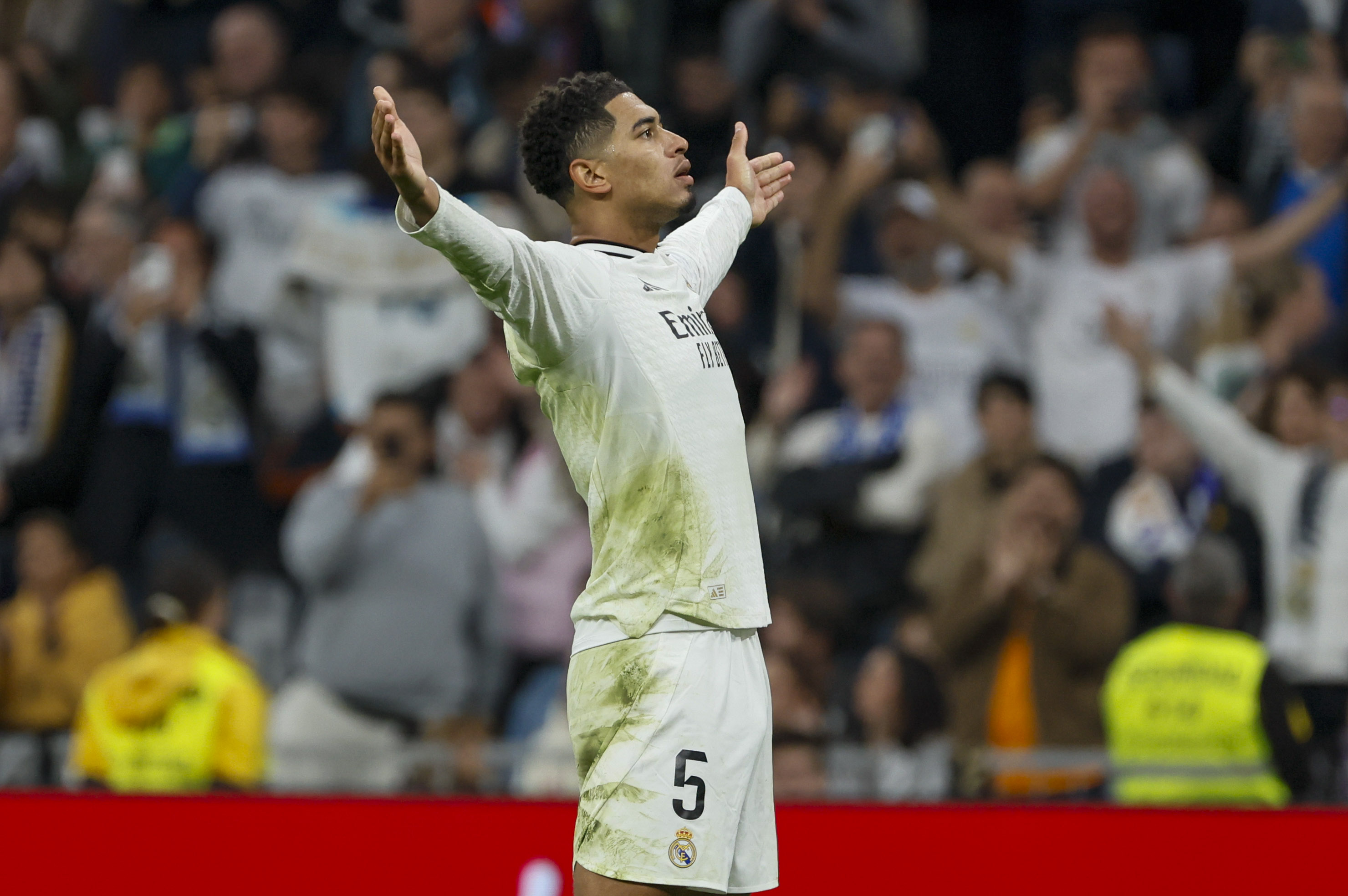 -FOTODELDÍA- MADRID, 01/12/2024.- El centrocampista inglés del Real Madrid Jude Bellingham celebra el primer gol de su equipo en el partido de LaLiga entre el Real Madrid y el Getafe, este domingo en el estadio Santiago Bernabéu. EFE/Ballesteros