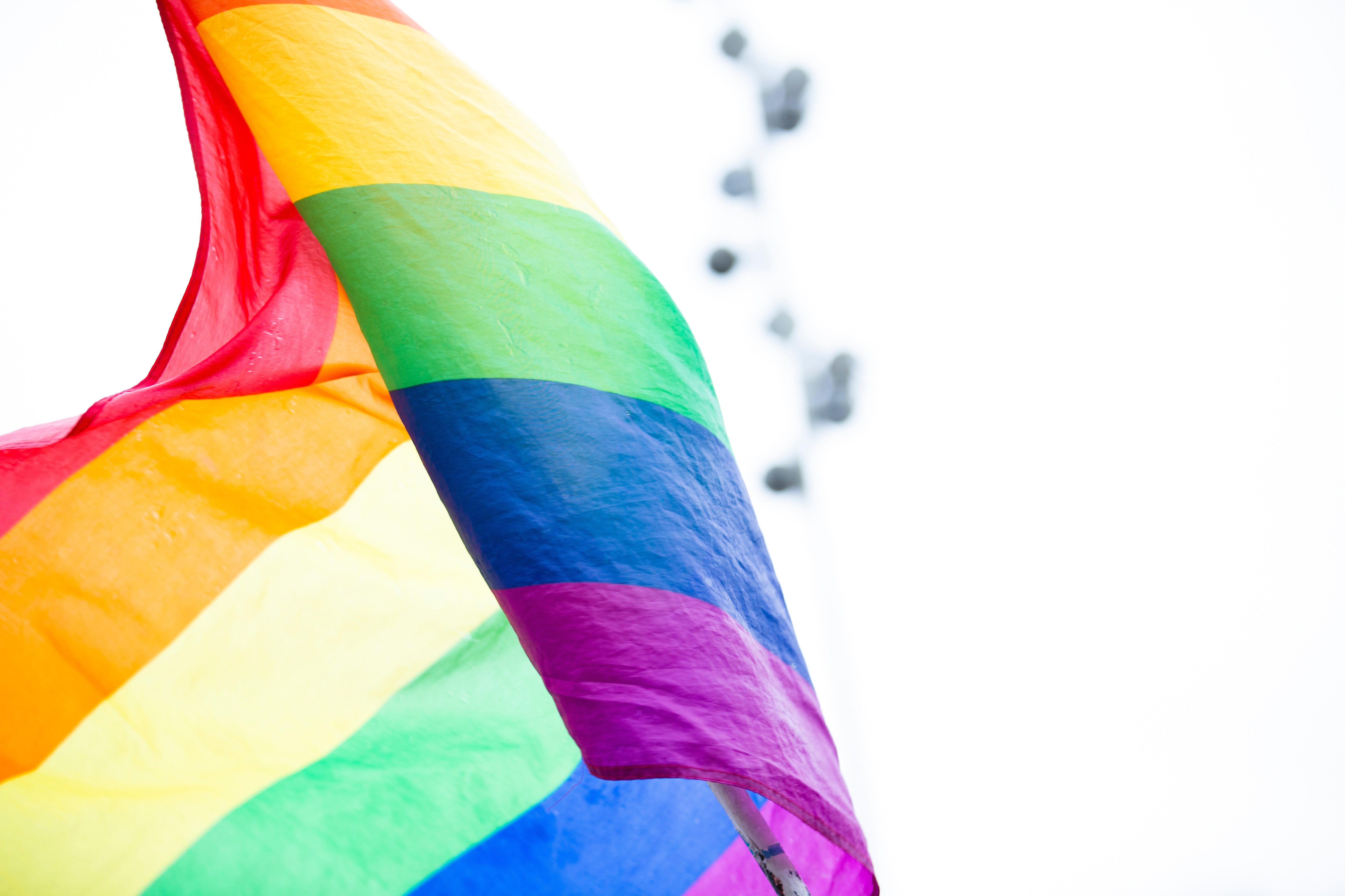 Ser musulmán y ser homosexual es una contradicción para la tradición Islámica. De hecho, los cinco países en donde se castiga con pena de muerte la homosexualidad, son musulmanes. Gina y Nelany, de familias muy conservadoras, se enamoraron hace 11 años y han tenido que sobrepasar muchos obstáculos, e incluso renunciar a su religión. Hoy, ayudan a jóvenes de la comunidad musulmana LGBTIQ+ a superar el reto de ser fieles a ellos mismos.