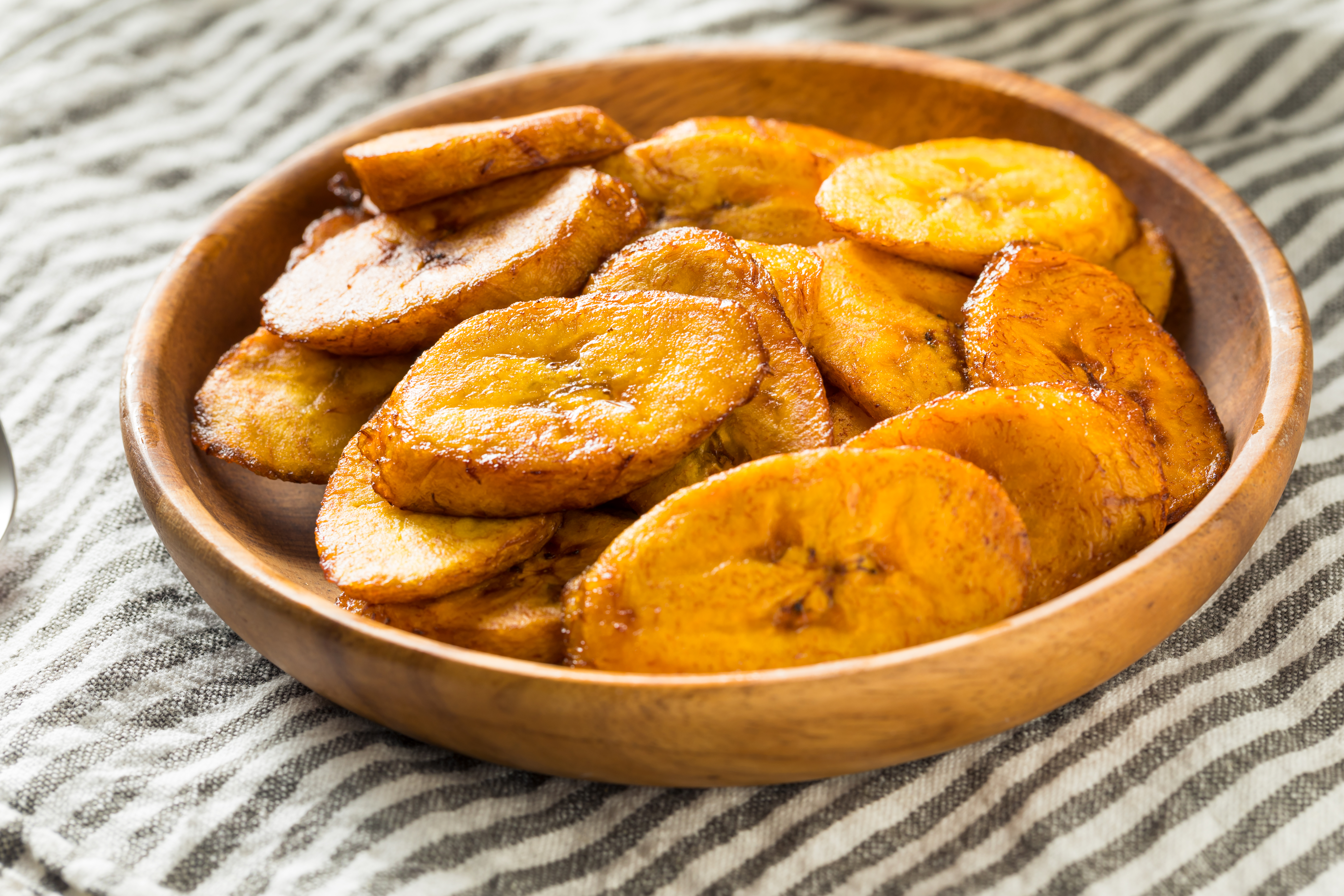 Rollo de plátano maduro relleno de queso