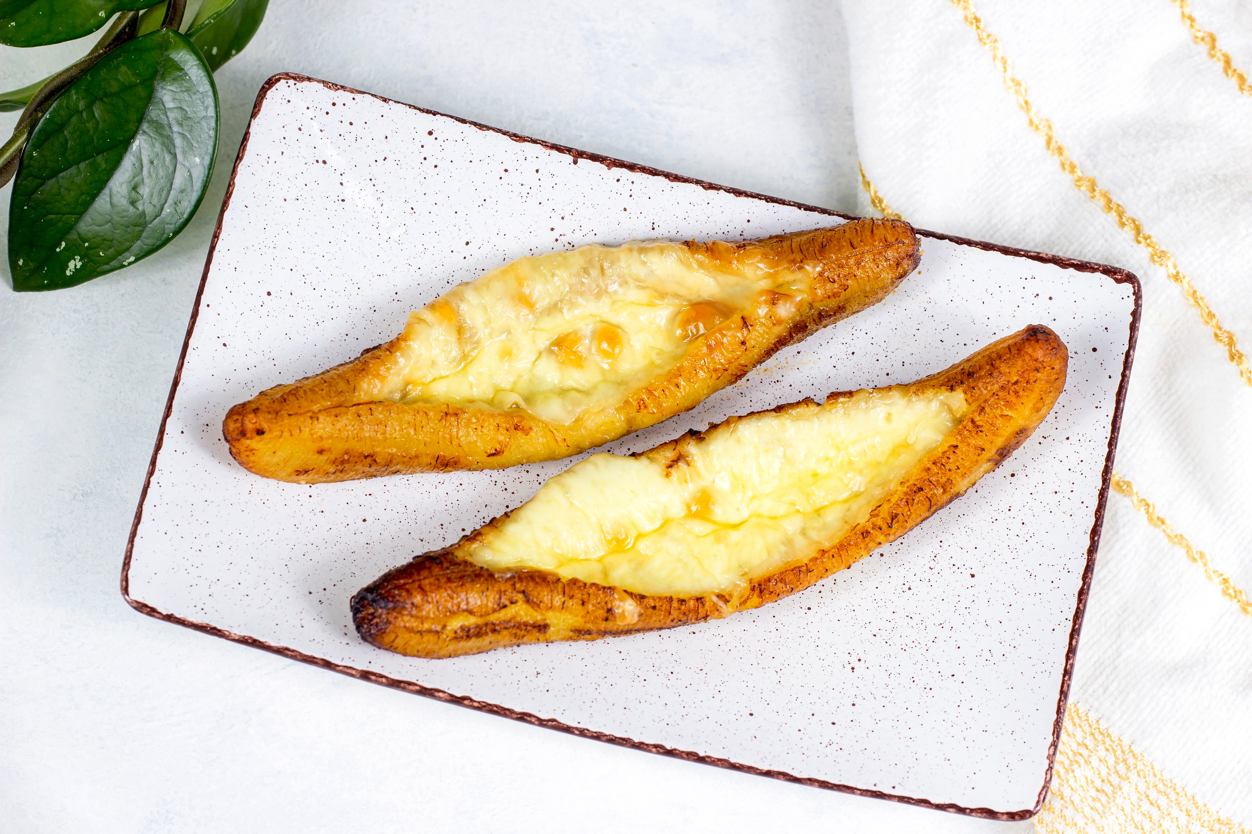 Esta es la receta para preparar plátano maduro relleno de queso costeño