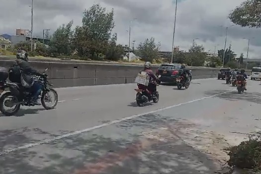 Movilidad hoy: se recupera movilidad en Autosur tras choque de carro con un árbol