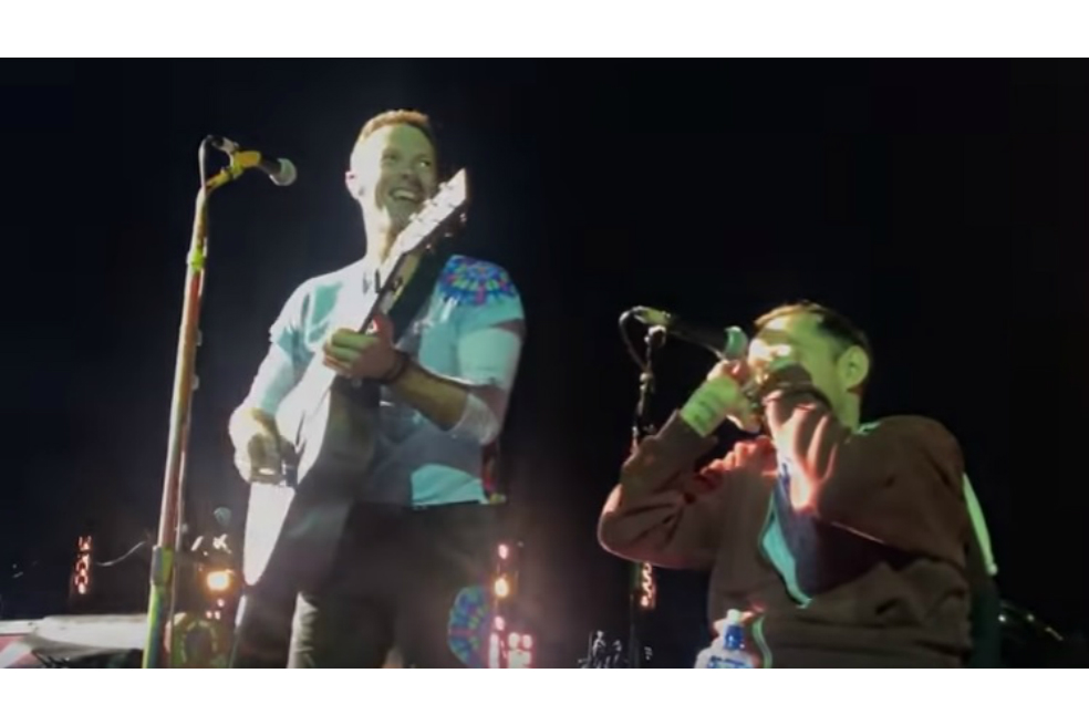 El fan que compartió escenario con Coldplay tras noble gesto del público