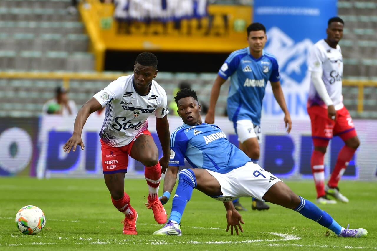 Millonarios venció 3–2 a Fortaleza en El Campín con tripleta de Beckham David Castro y logró un triunfo crucial que lo mantiene en la pelea por entrar al grupo de los ocho en la Liga BetPlay 2025. El equipo de Hernán Torres presionó alto, recuperó en campo rival y fue letal en los momentos clave, aunque volvió a fallar varias opciones claras. Fortaleza dominó la posesión y complicó en el cierre de cada tiempo con goles de Jhon Velásquez y Sebastián Valencia, este último de penalti en el 90+1, pero no pudo evitar que Millonarios le quitara el invicto.