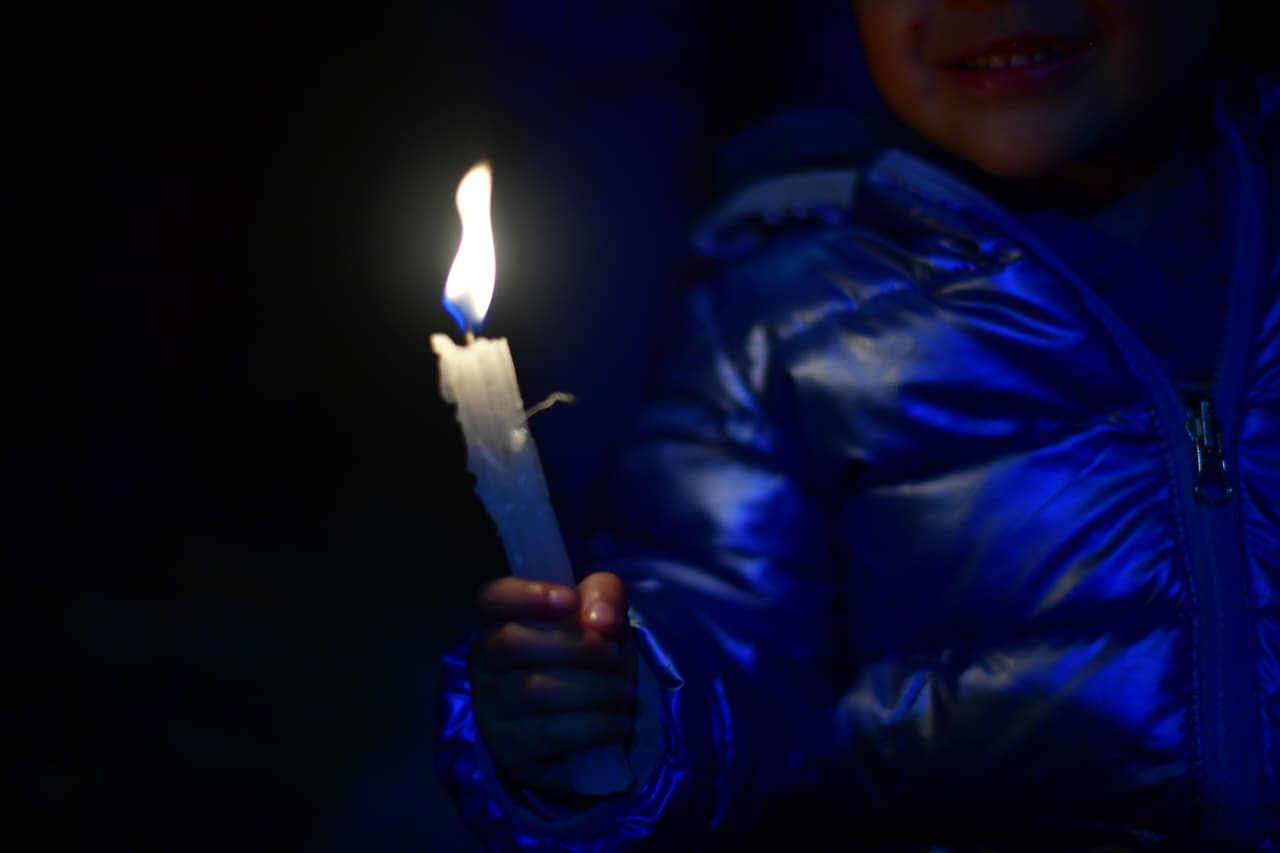 Velatón en el barrio La Sierra, San Cristóbal, por la salud de los niños que se debaten entre la vida y la muerte tras un grave accidente.