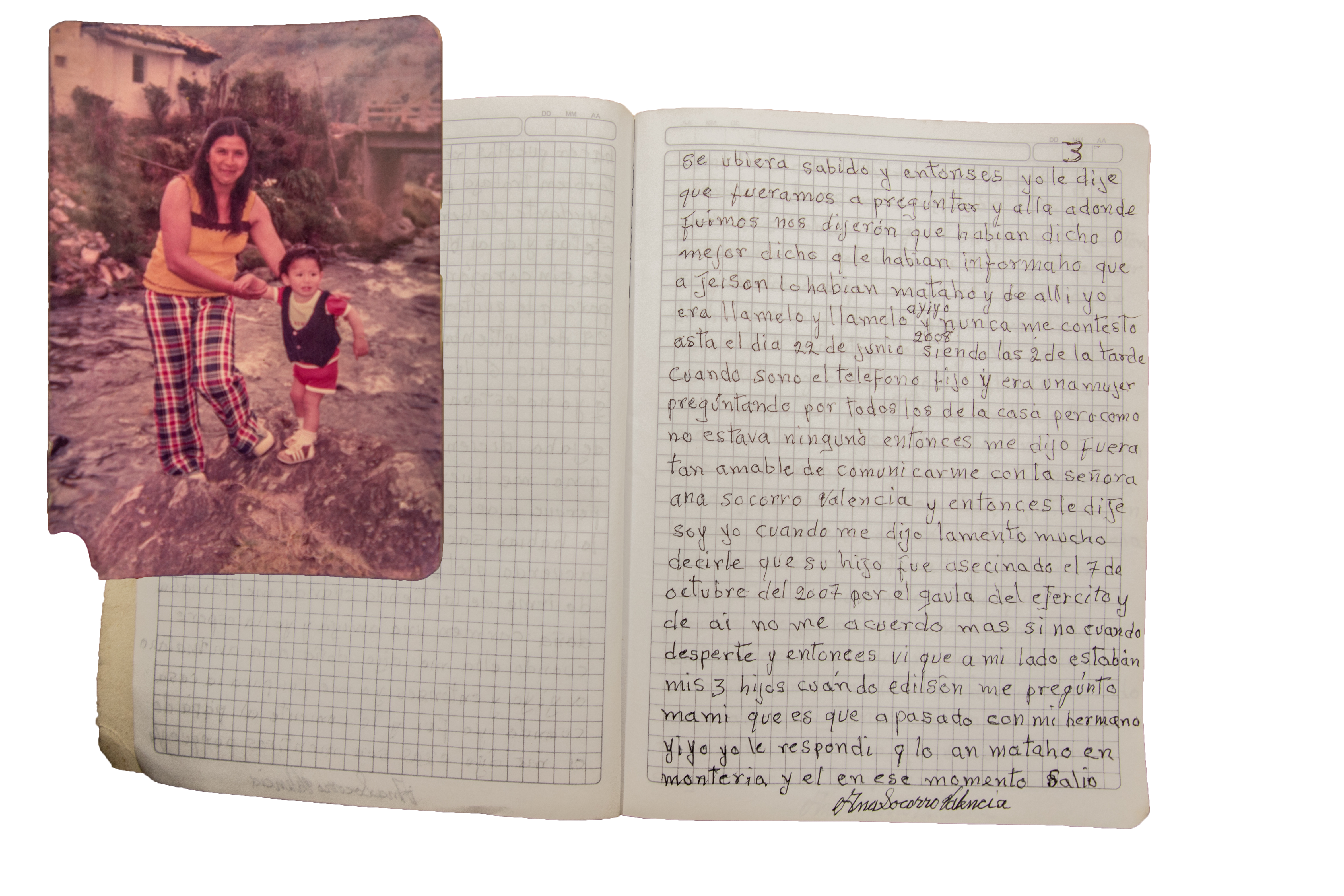 “Lamento mucho decirle que su hijo fue asesinado el 7 de octubre del 2007 por el Gaula”, se puede leer en la página tres del diario. En la fotografía, Ana Socorro toma de la mano a Edilson, otro de sus hijos, para ayudarlo a caminar.