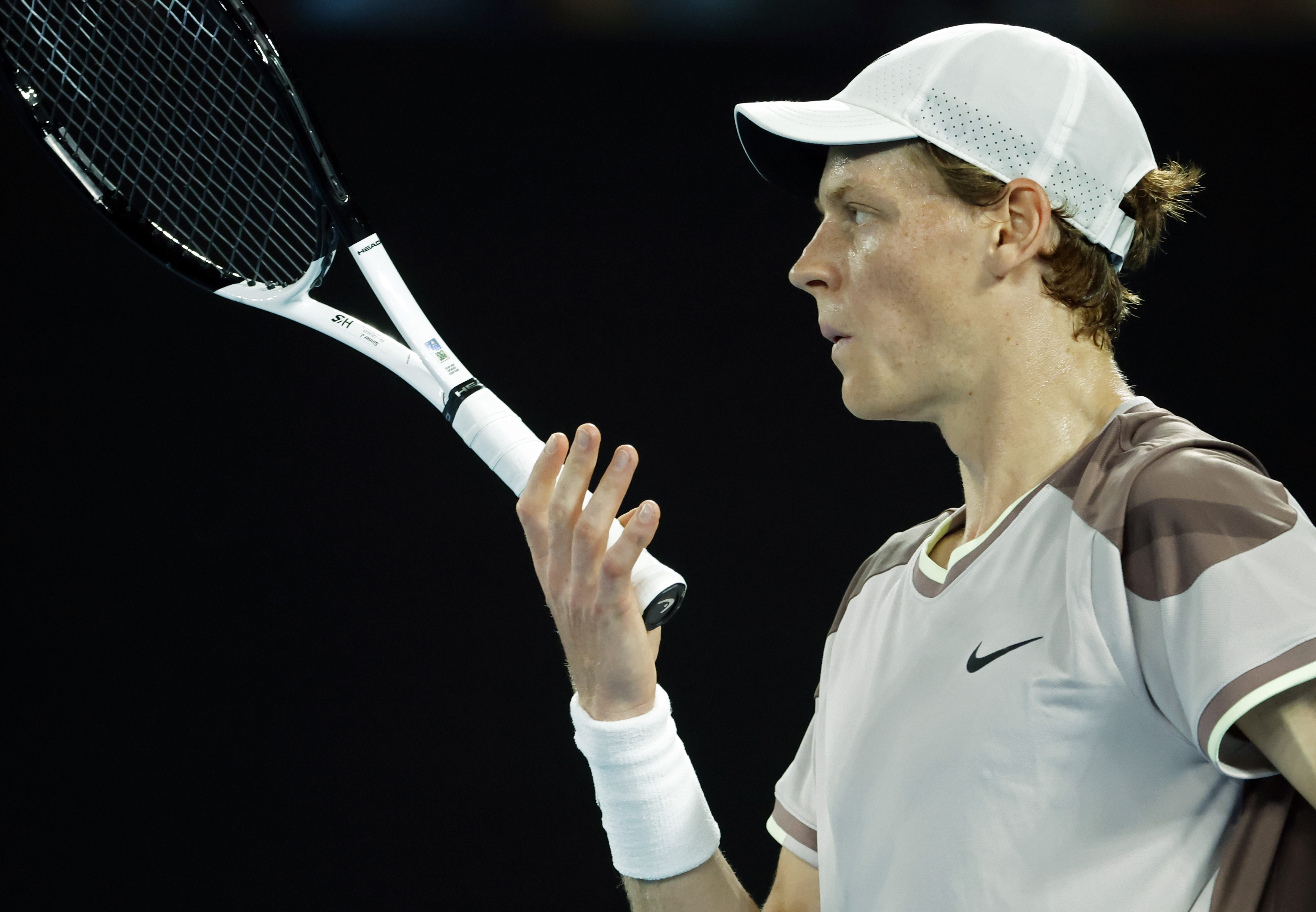 Melbourne (Australia), 23/01/2024.- Jannik Sinner of Italy in action during his quarterfinal match against Andrey Rublev of Russia at the Australian Open tennis tournament in Melbourne, Australia, 23 January 2024. (Tenis, Italia, Rusia) EFE/EPA/MAST IRHAM