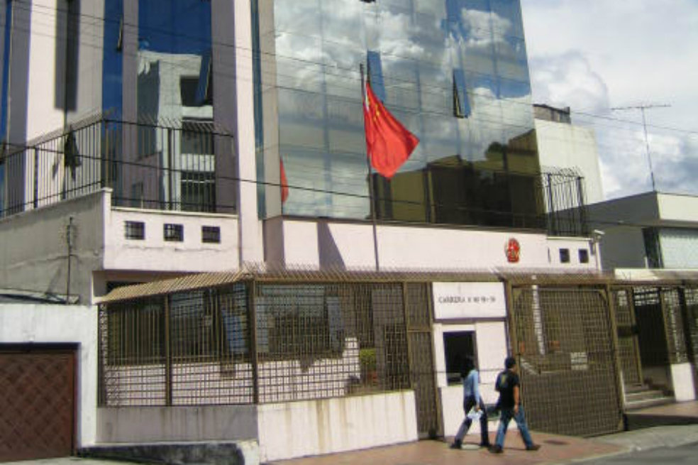 Protestas en sede de la embajada china por operativos a comerciantes