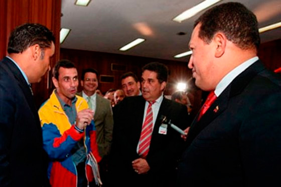 Encuesta reporta empate entre Chávez y Capriles a mes y medio de elecciones