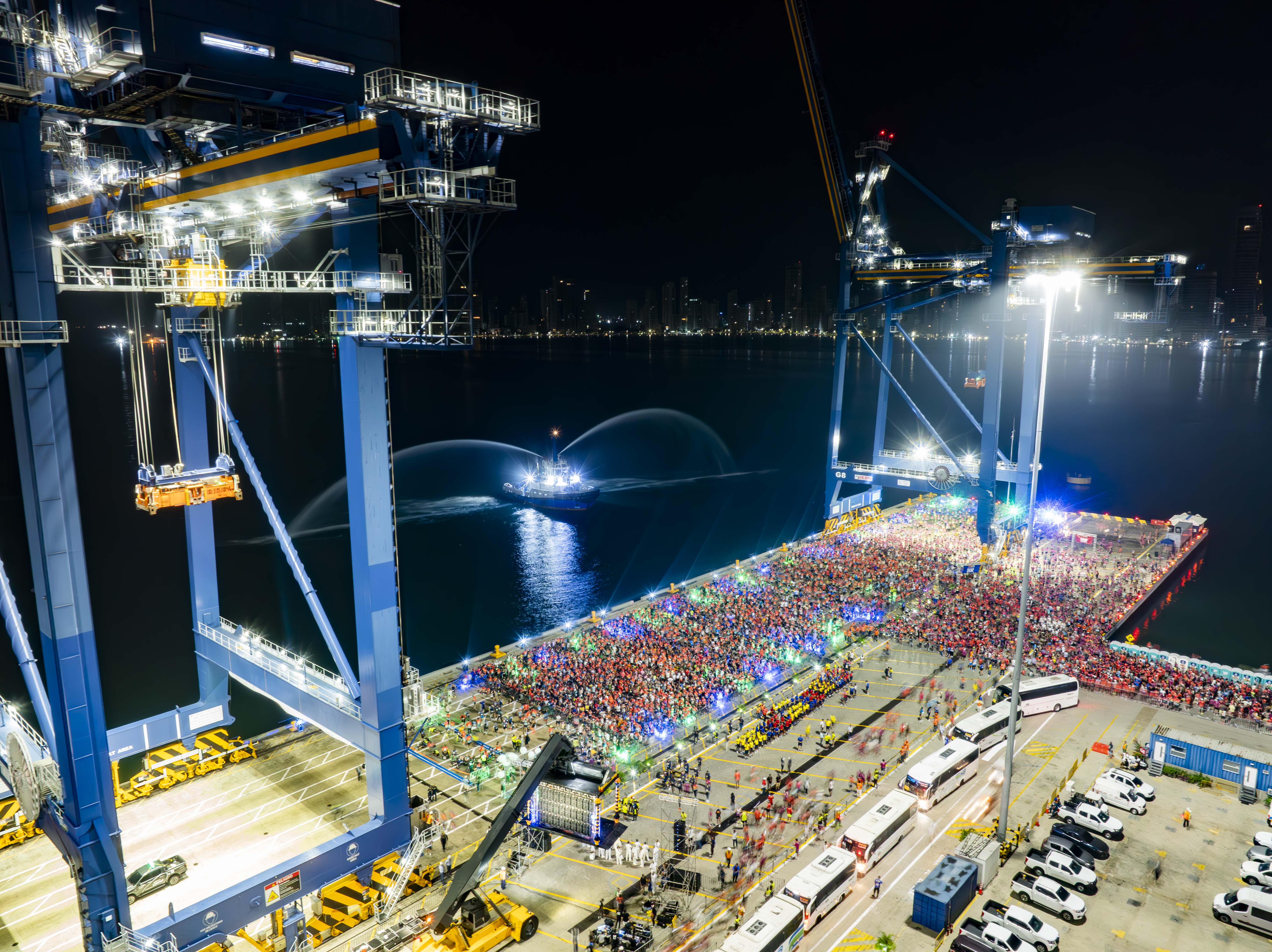 8.000 corredores salieron desde el Puerto de Cartagena en la media maratón del mar