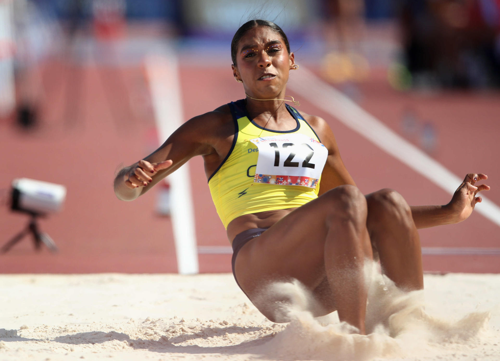 AME4817. LIMA (PERÚ), 01/12/2025.- La ganadora de la medalla de oro, Natalia Linares de Colombia, compite en la prueba de Salto de Longitud femenina durante los vigésimos Juegos Bolivarianos este lunes, en Lima (Perú). EFE/ Paolo Aguilar