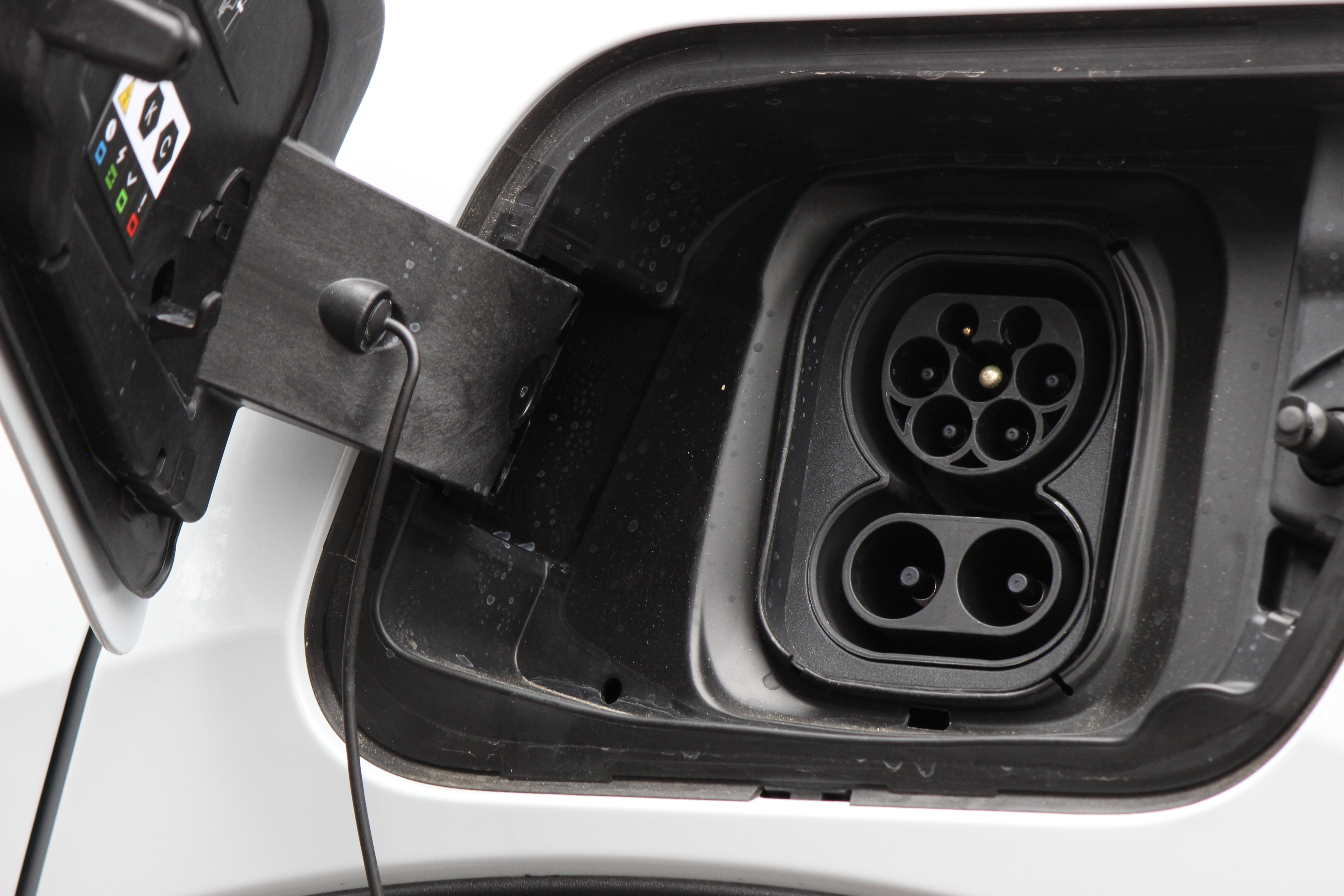 Peugeot E-2008 cuenta con una batería de iones de litio con capaci-dad de 54 Kwh.