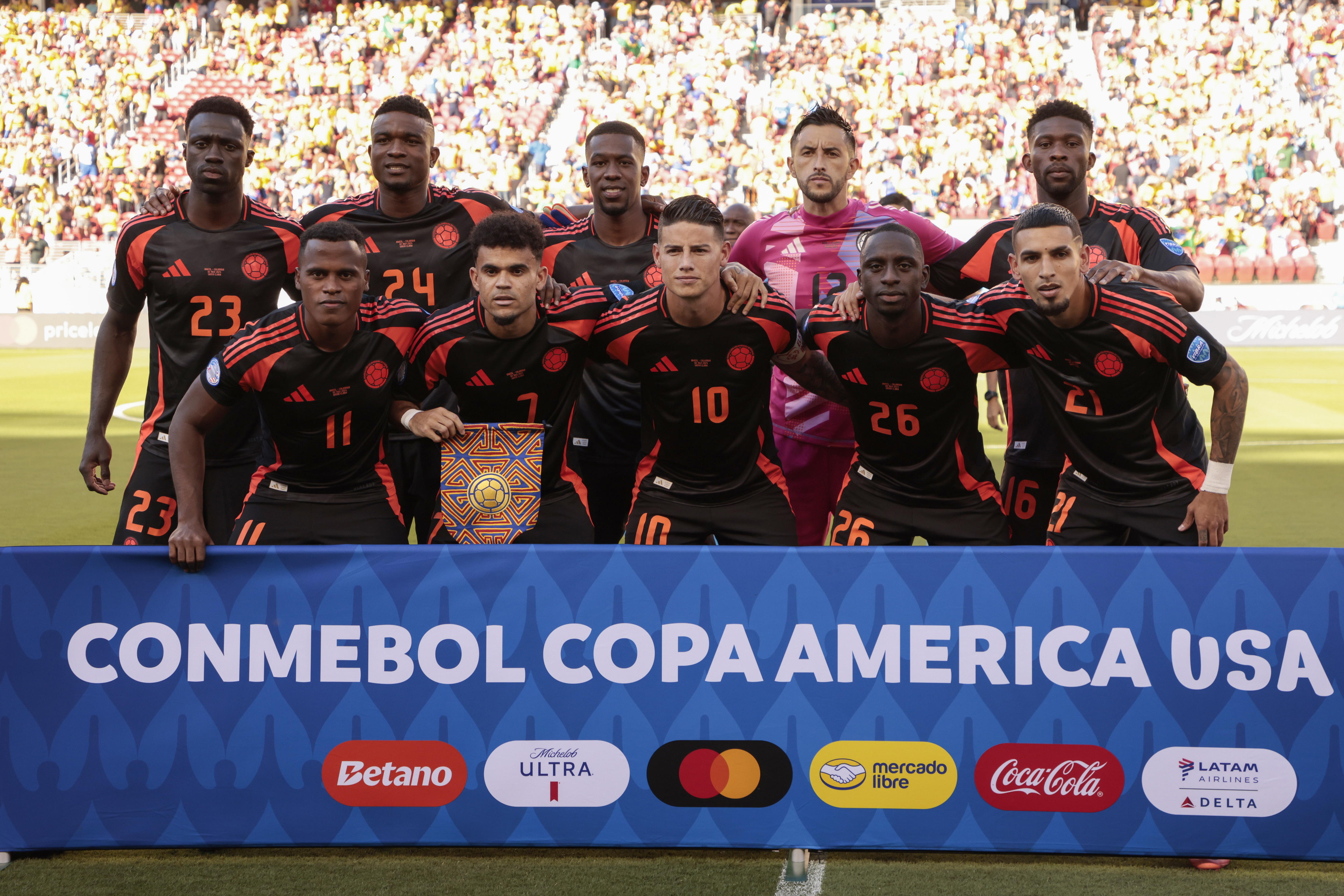 Santa Clara (United States), 02/07/2024.- Colombia starting XI lines up before the start of the CONMEBOL Copa America 2024 group D soccer match between Brazil and Colombia, in Santa Clara, California, USA, 02 July 2024. (Brasil) EFE/EPA/JOHN G. MABANGLO