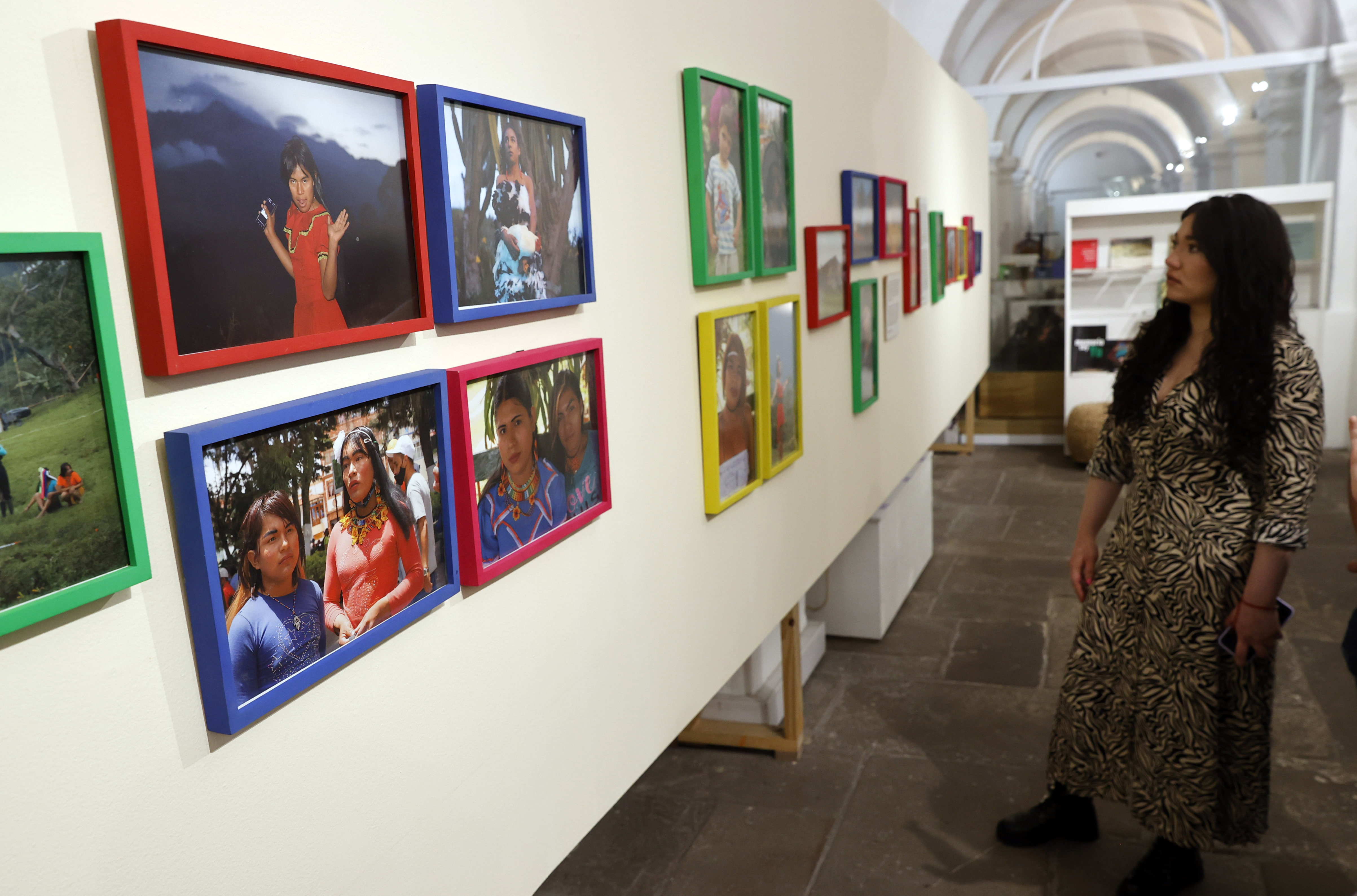 ACOMPAÑA CRÓNICA: COLOMBIA LGTBI. AME3515. BOGOTÁ (COLOMBIA), 30/01/2024.- Personas asisten a la exposición "Awera en Bakatá", el 30 de enero de 2024, en el Museo Nacional en Bogotá (Colombia). A través de fotografías, grabados y declaraciones, mujeres indígenas trans desplazadas en Colombia por su identidad de género relatan su experiencia siendo discriminadas y rechazadas por sus comunidades emberas mientras buscan su lugar en el mundo. EFE/ Mauricio Dueñas CastaÑeda