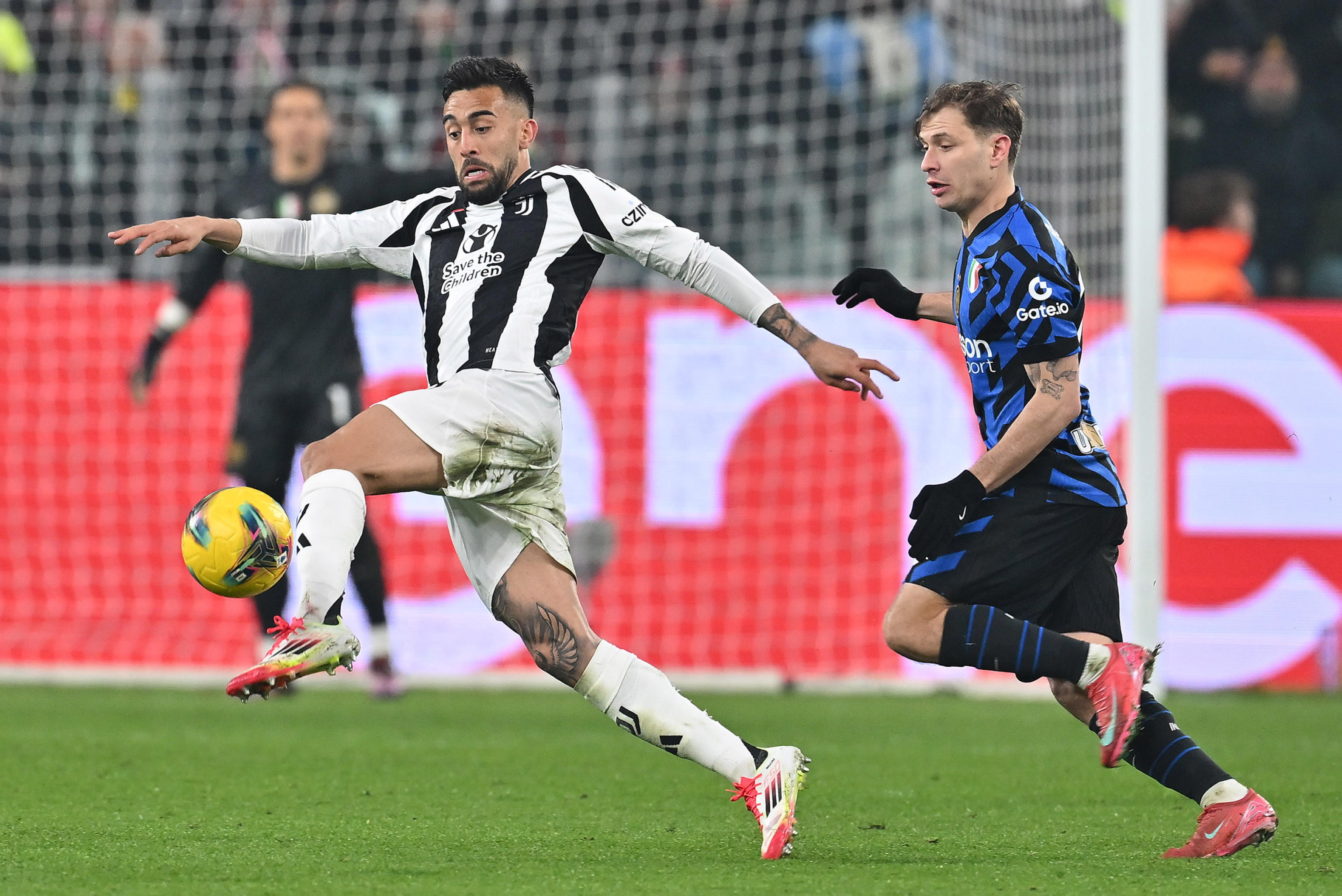 Turin (Italy), 16/02/2025.- Juventus' Nico Gonzzalez and Inter's NiccolÃ² Barella in action during the Italian Serie A soccer match Juventus FC vs Inter FC at the Allianz Stadium in Turin, Italy, 16 February 2025. (Italia) EFE/EPA/ALESSANDRO DI MARCO