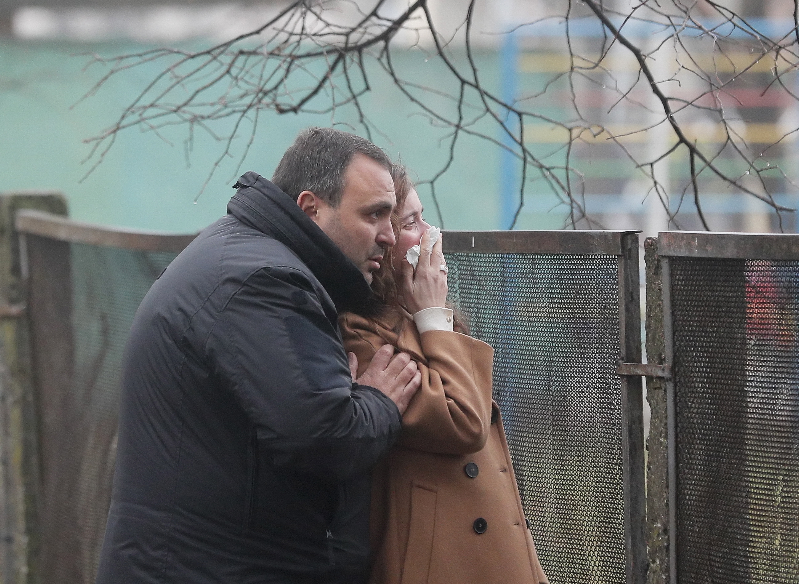 Kyiv (Ukraine), 18/01/2023.- Locals react at the scene of a helicopter crash in Brovary, near Kyiv, Ukraine, 18 January 2023. At least 18 people died, including three children, after a helicopter crashed near a kindergarten and a residential building in the city of Brovary, Oleksiy Kuleba, the head of Kyiv Regional Military Administration wrote on telegram. 'Among them are Minister of Internal Affairs of Ukraine Denys Monastyrskyi, his first deputy Yevhen Yenin, State Secretary of the Ministry of Internal Affairs Yuri Lubkovych, their assistants and the helicopter crew.', stated President of Ukraine Volodymyr Zelensky. (Ucrania) EFE/EPA/SERGEY DOLZHENKO
