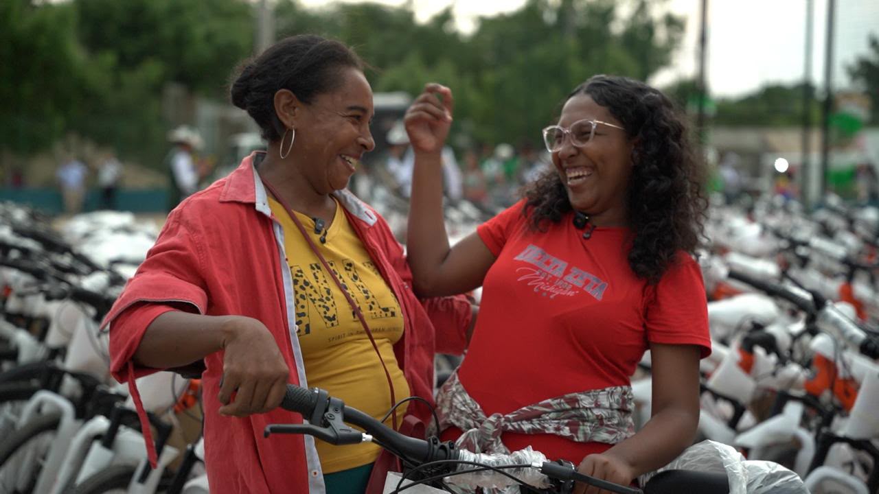 La historia de Yamile y otros 3.000 estudiantes que recibieron bicicletas para ir al colegio