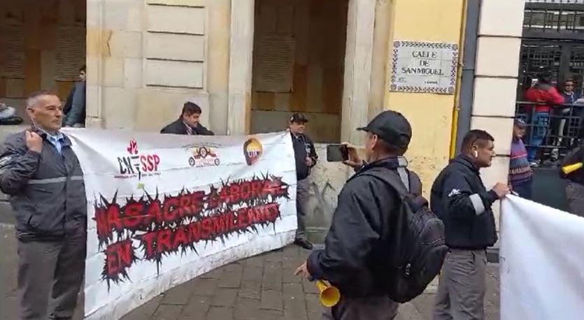 Los conductores se pararon frente al Palacio Liévano exigiendo a la Alcaldesa que los escuche.