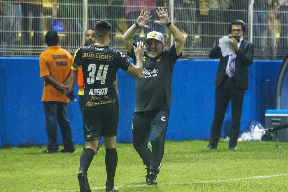 Maradona debutó con triunfo en México