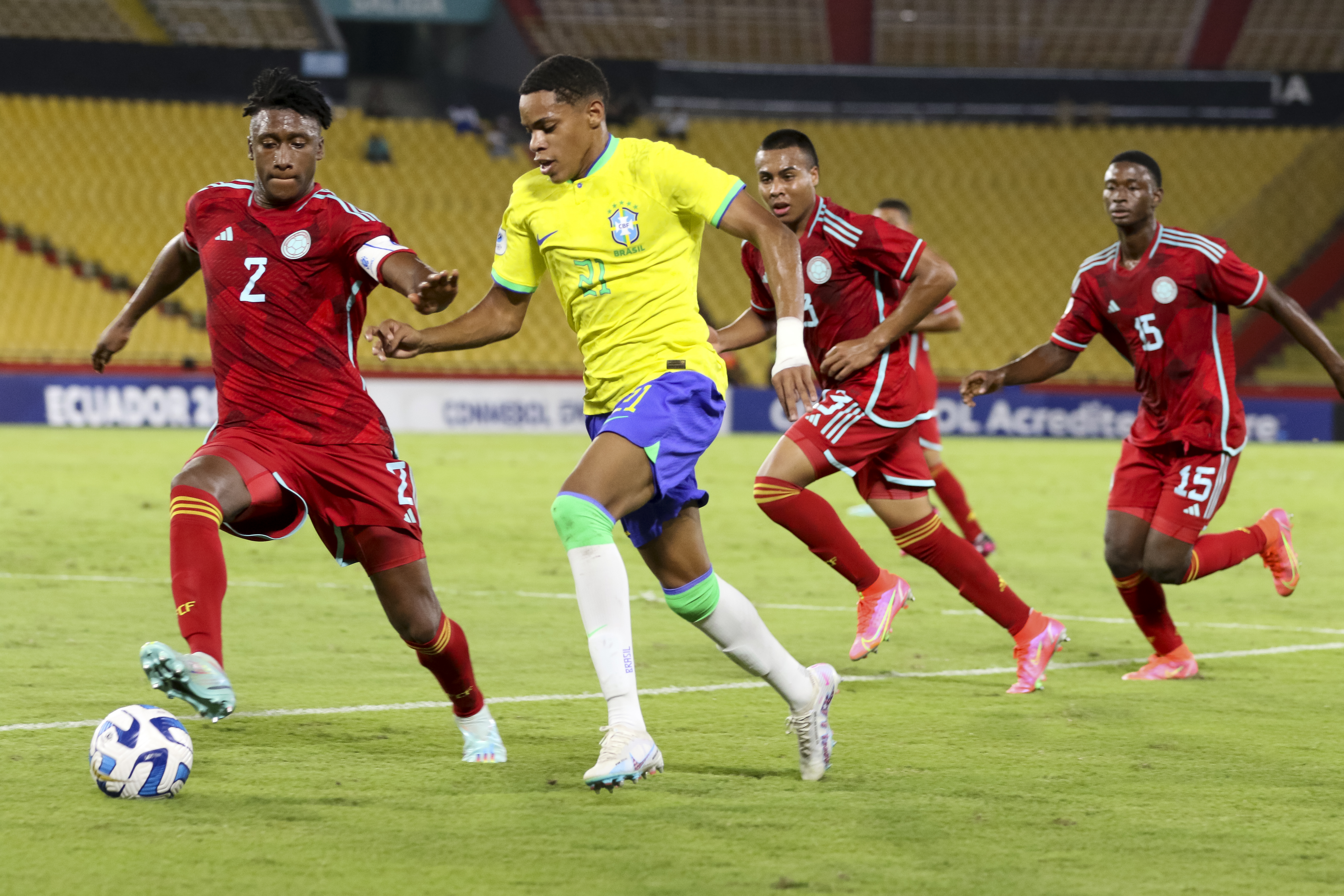 AME8496. GUAYAQUIL (ECUADOR), 03/04/2023.- Matheus (c) de Brasil disputa el balón con Elver Arizala de Colombia, durante un partido del Campeonato Sudamericano sub'17, disputado hoy en Guayaquil (Ecuador). EFE/Jonathan Miranda