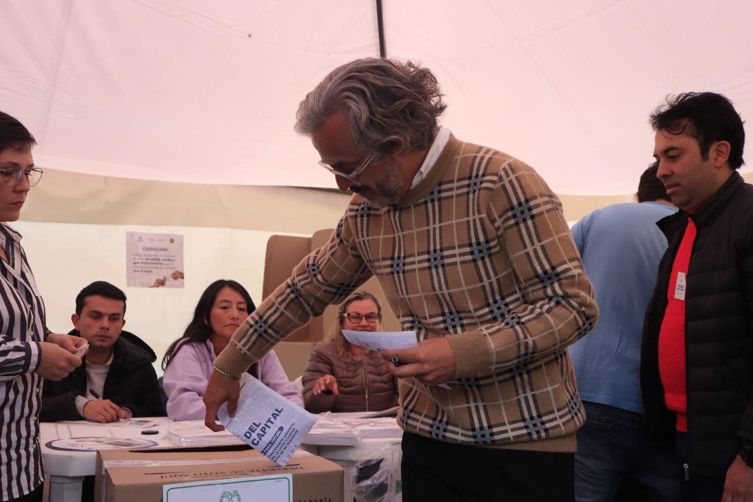 Juan Daniel Oviedo, votó en Usaquén.